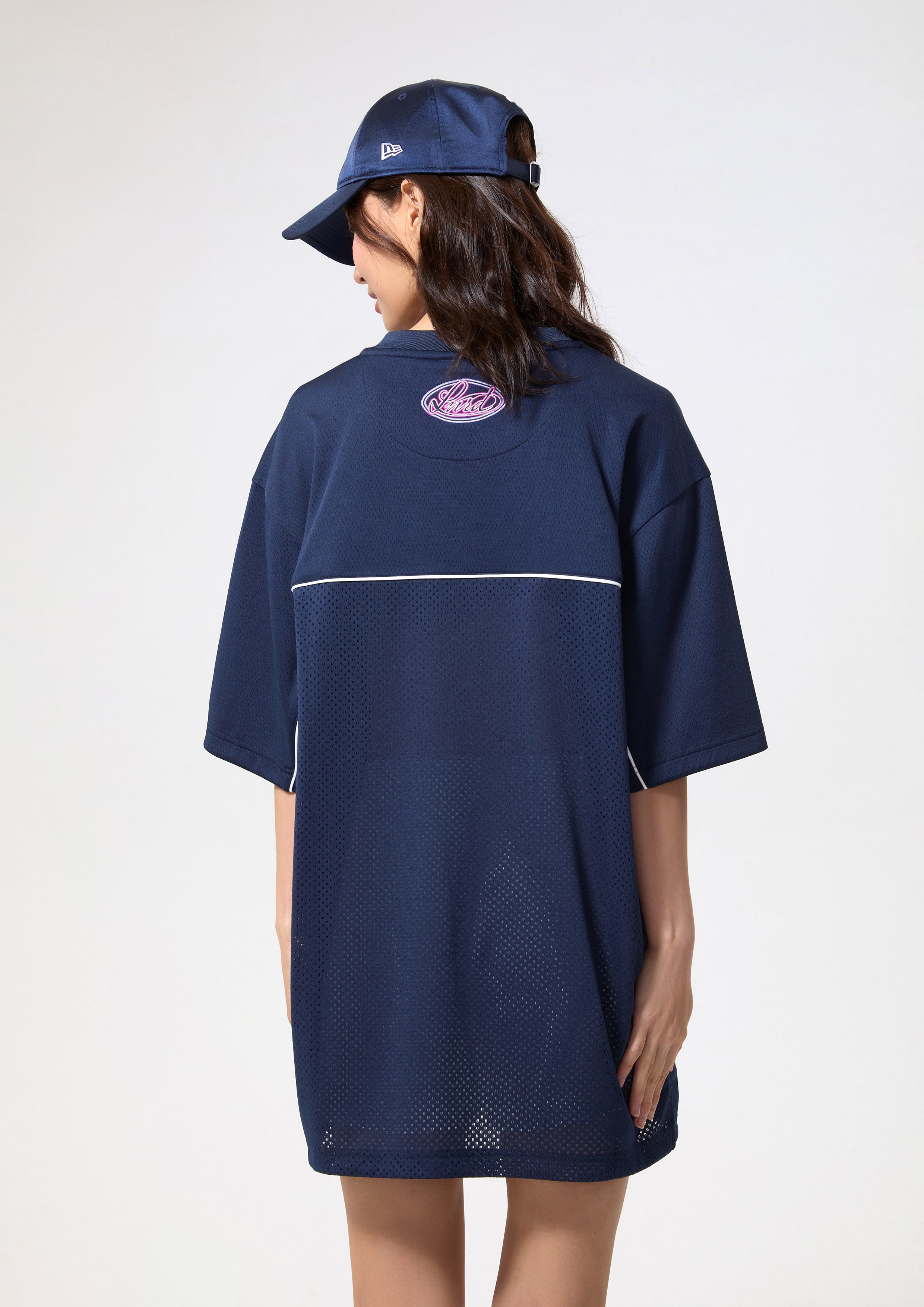 เสื้อยืดแขนยาวพิมพ์โลโก้นีออนแต่งพาแนลลูกไม้ คอลเลกชัน LA x New Era