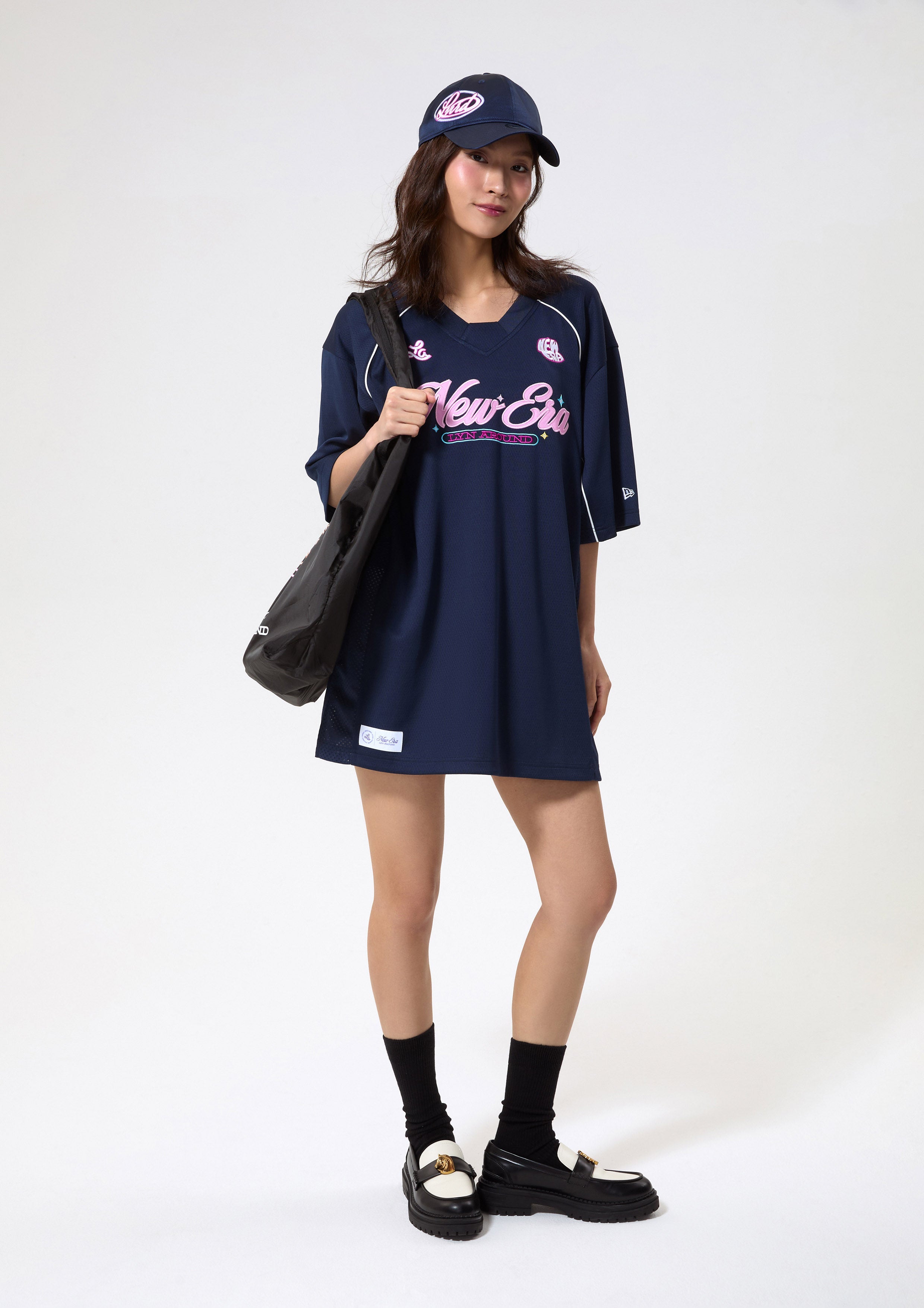 เสื้อยืดแขนยาวพิมพ์โลโก้นีออนแต่งพาแนลลูกไม้ คอลเลกชัน LA x New Era