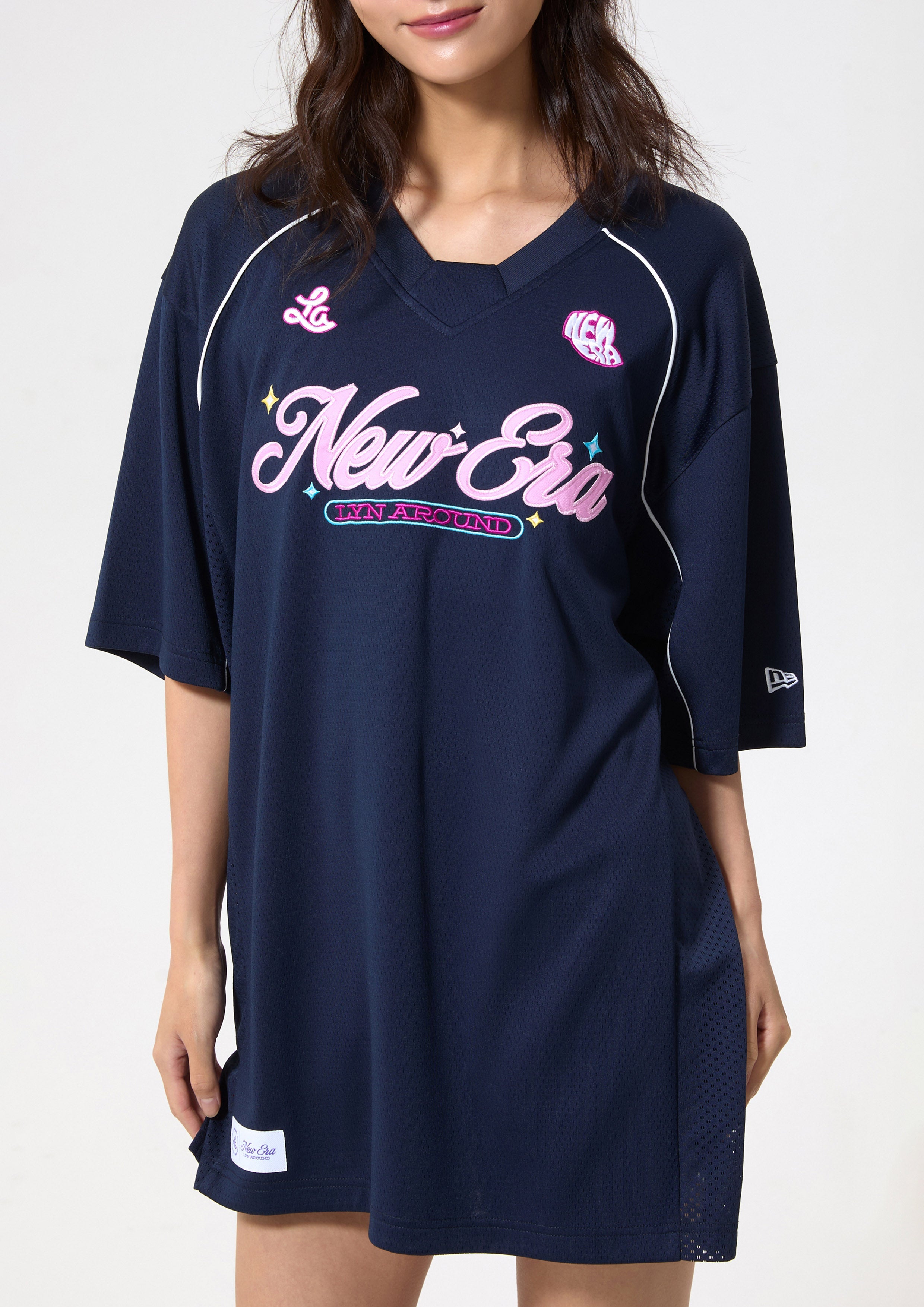 เสื้อยืดแขนยาวพิมพ์โลโก้นีออนแต่งพาแนลลูกไม้ คอลเลกชัน LA x New Era