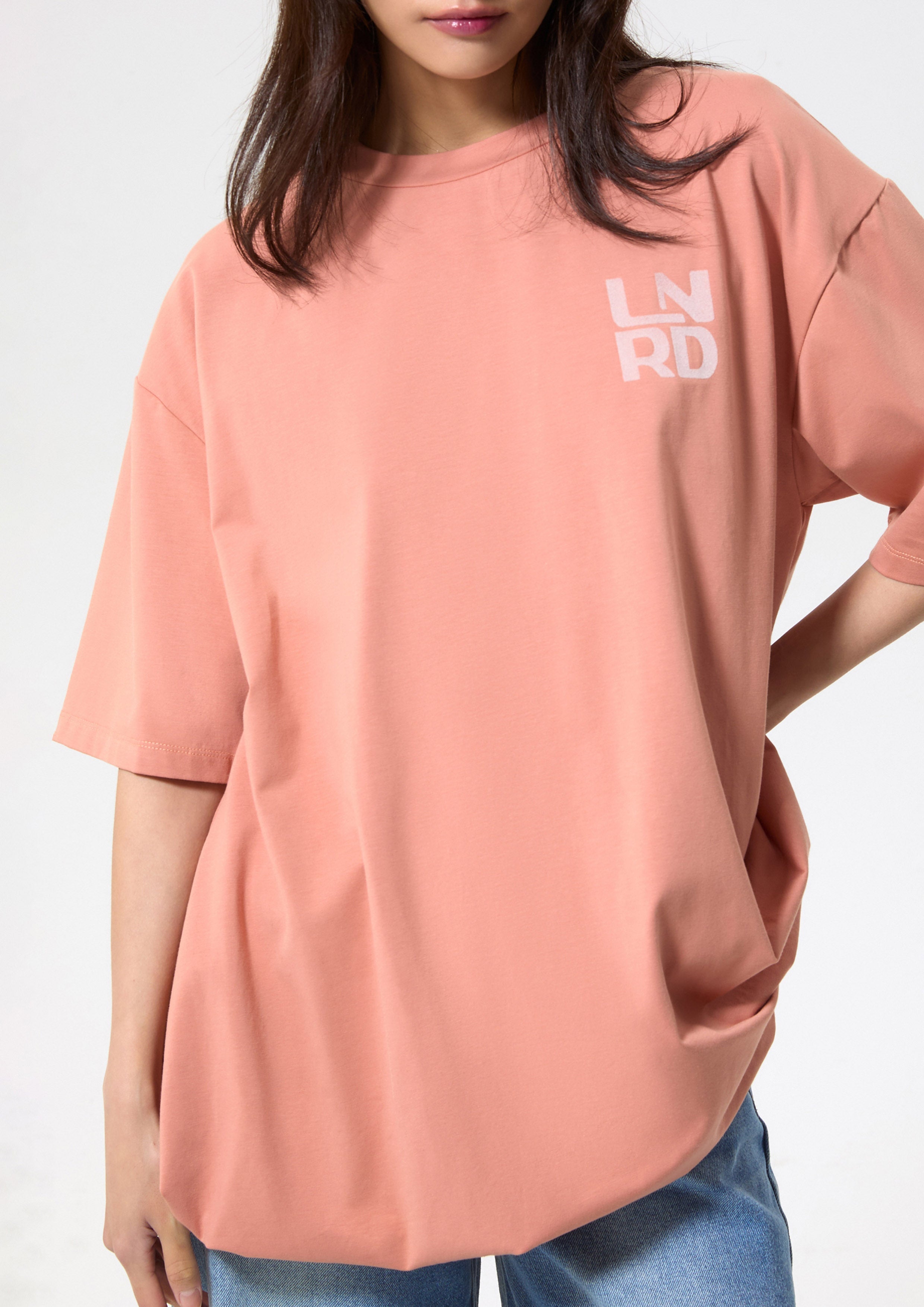เสื้อยืดทรงรีแล็กซ์ชายเสื้อพอง คอลเลกชัน Play Spell