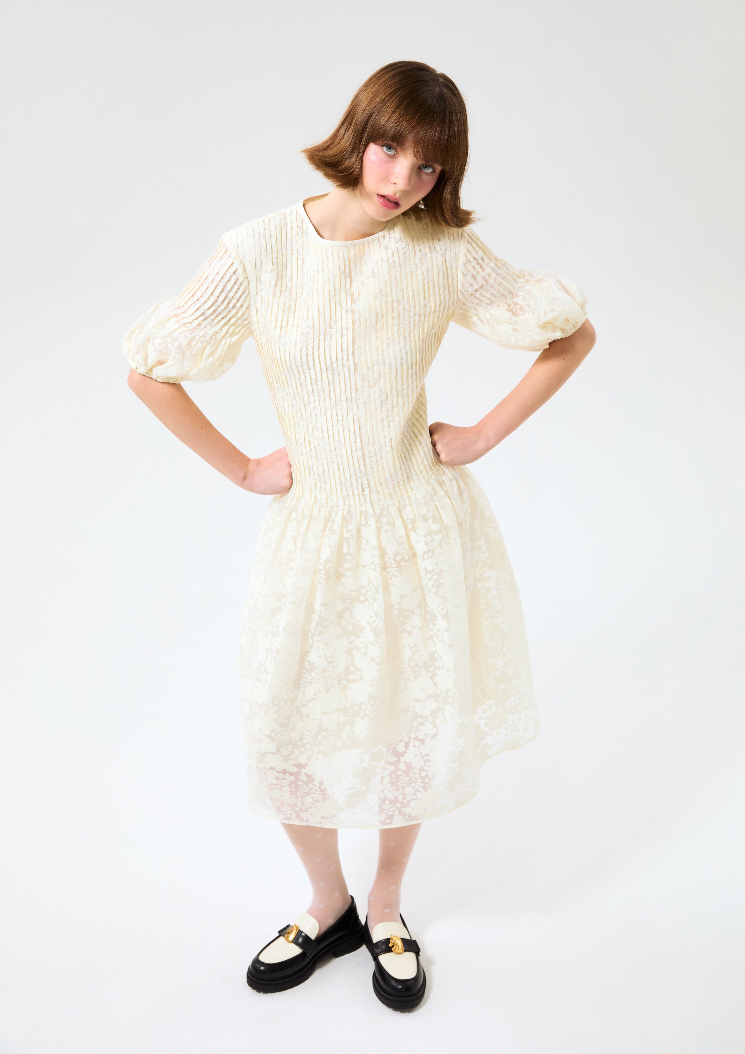 เดรสคลุมเข่าผ้าเชียร์อัดพลีทปักลายดอกไม้ คอลเลกชัน Blossom Elegance