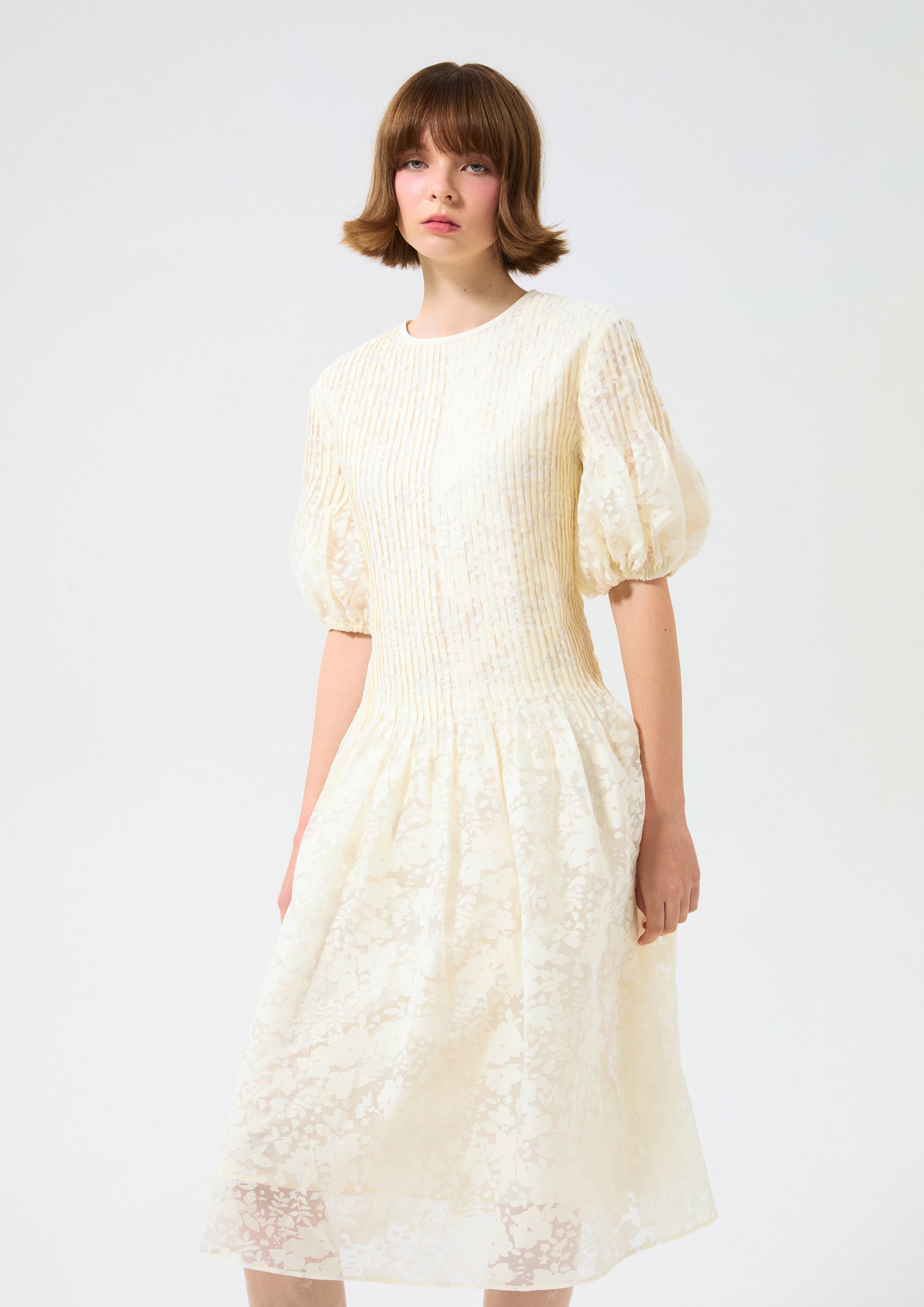 เดรสคลุมเข่าผ้าเชียร์อัดพลีทปักลายดอกไม้ คอลเลกชัน Blossom Elegance