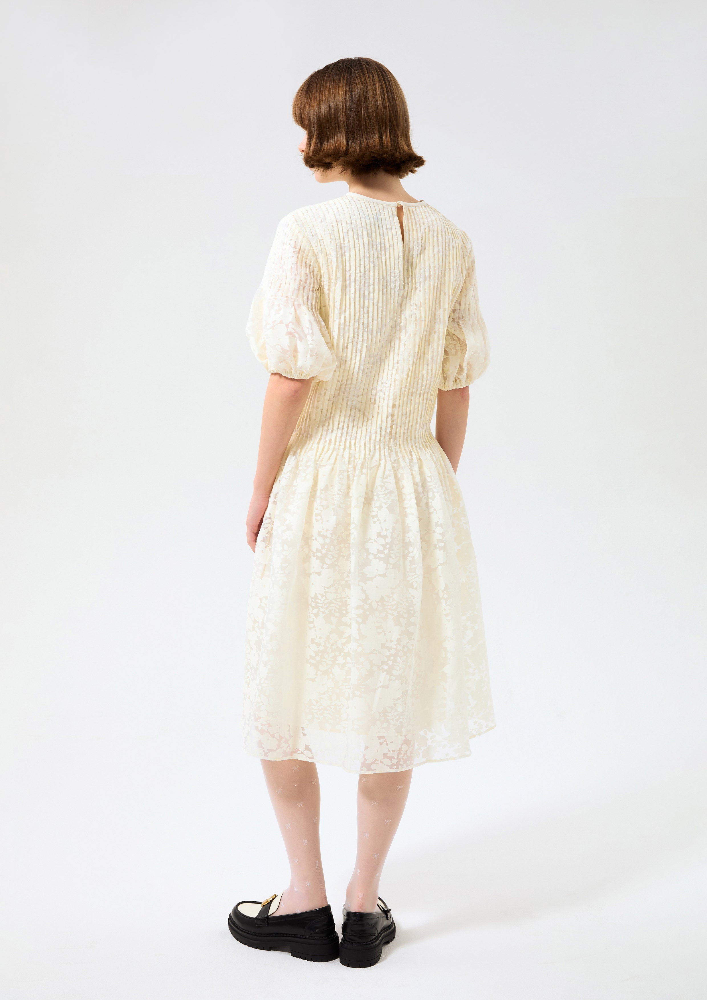 เดรสคลุมเข่าผ้าเชียร์อัดพลีทปักลายดอกไม้ คอลเลกชัน Blossom Elegance