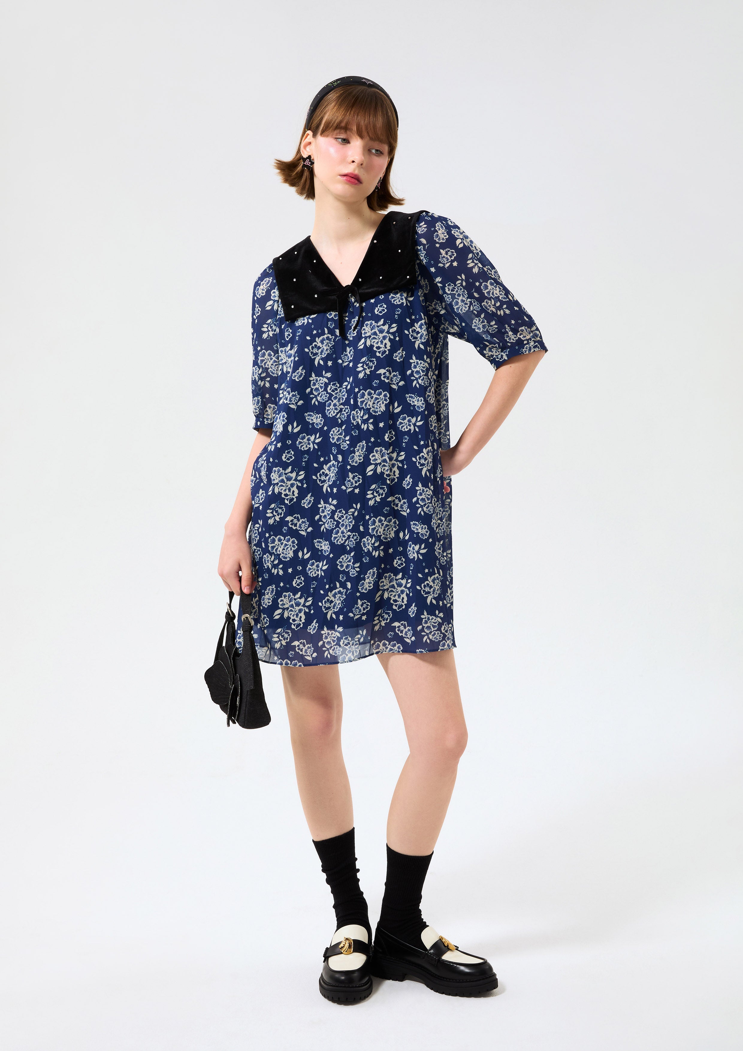 เดรสสั้นลายทางปกคอเสื้อกำมะหยี่ คอลเลกชัน Cruise to the Full Bloom