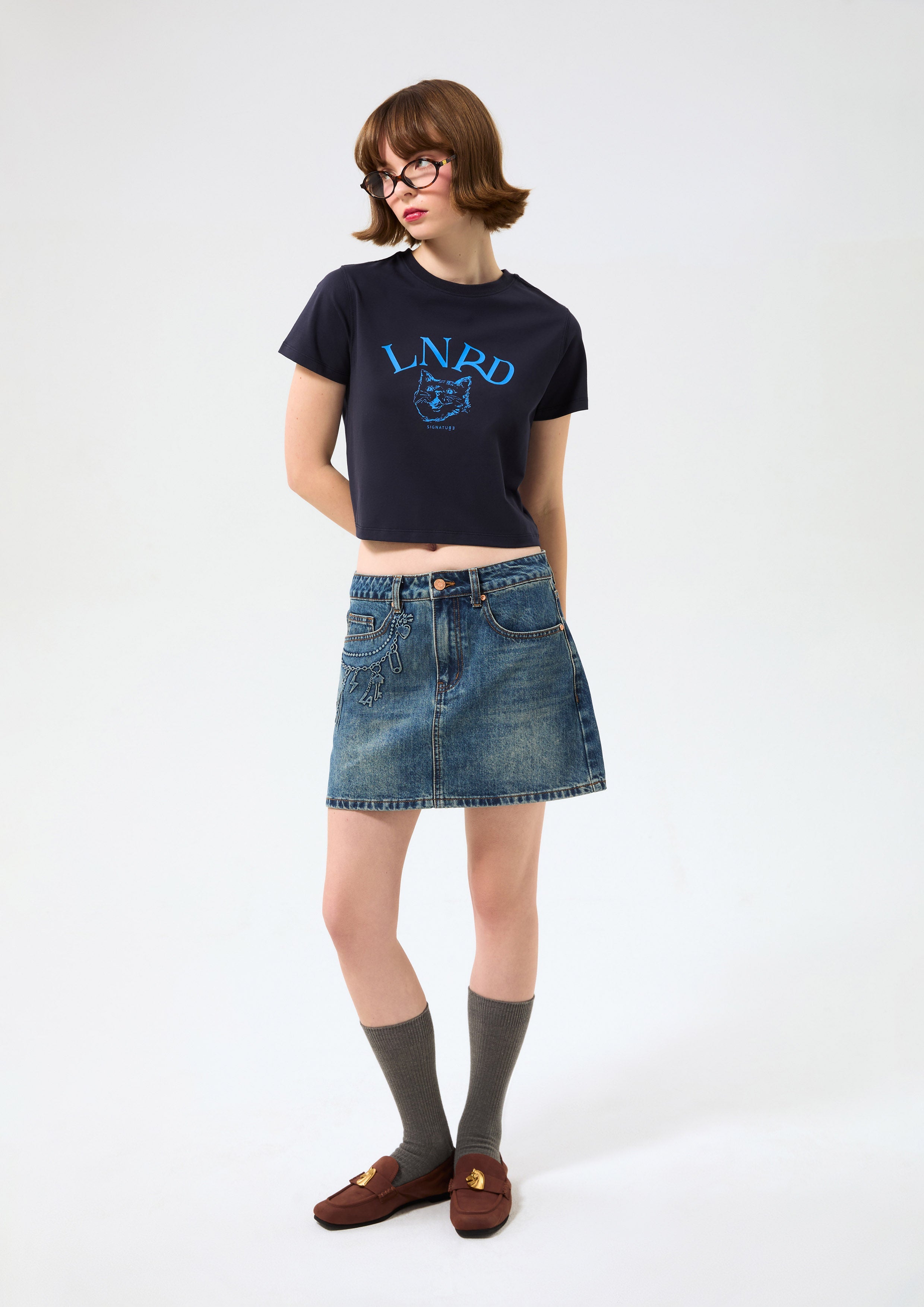 กระโปรงสั้นเดนิมปั๊มลาย คอลเลกชัน Basic Denim