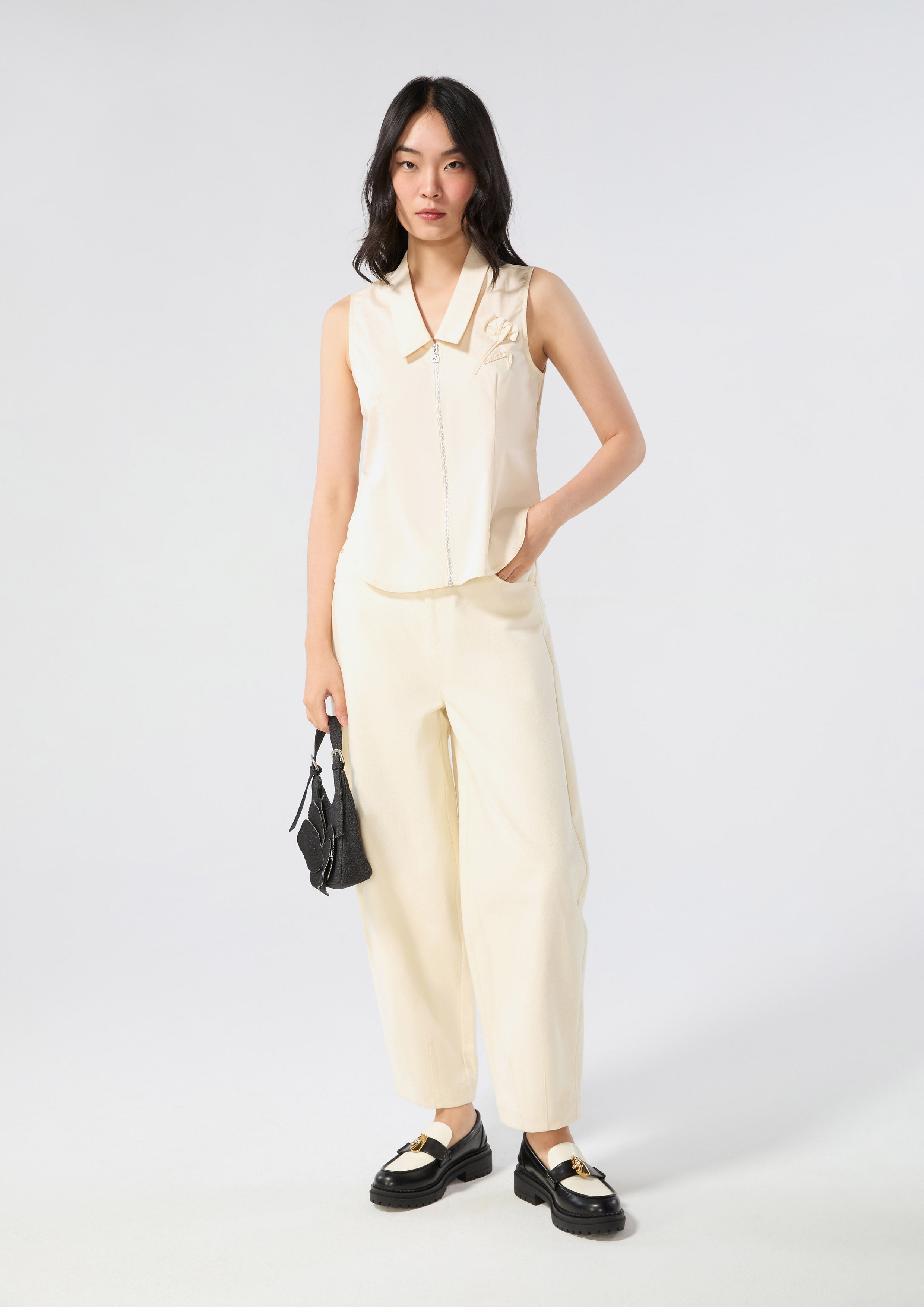 เสื้อเบล้าส์แขนกุดแต่งดอกไม้โอริกามิ คอลเลกชัน Blossom Elegance