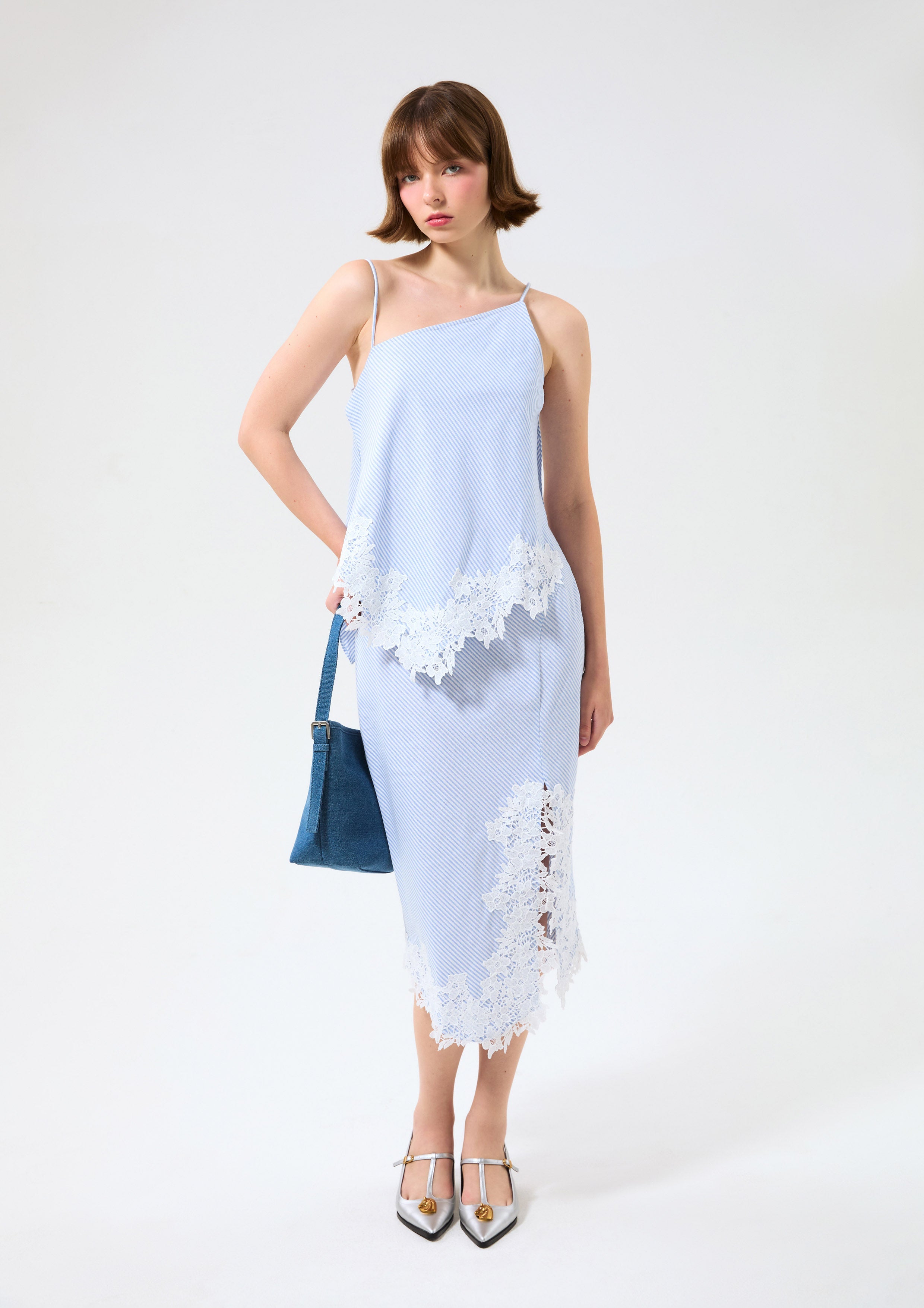 เดรสคลุมเข่าลายทางแต่งผ้าลูกไม้ คอลเลกชัน Cruise to the Full Bloom