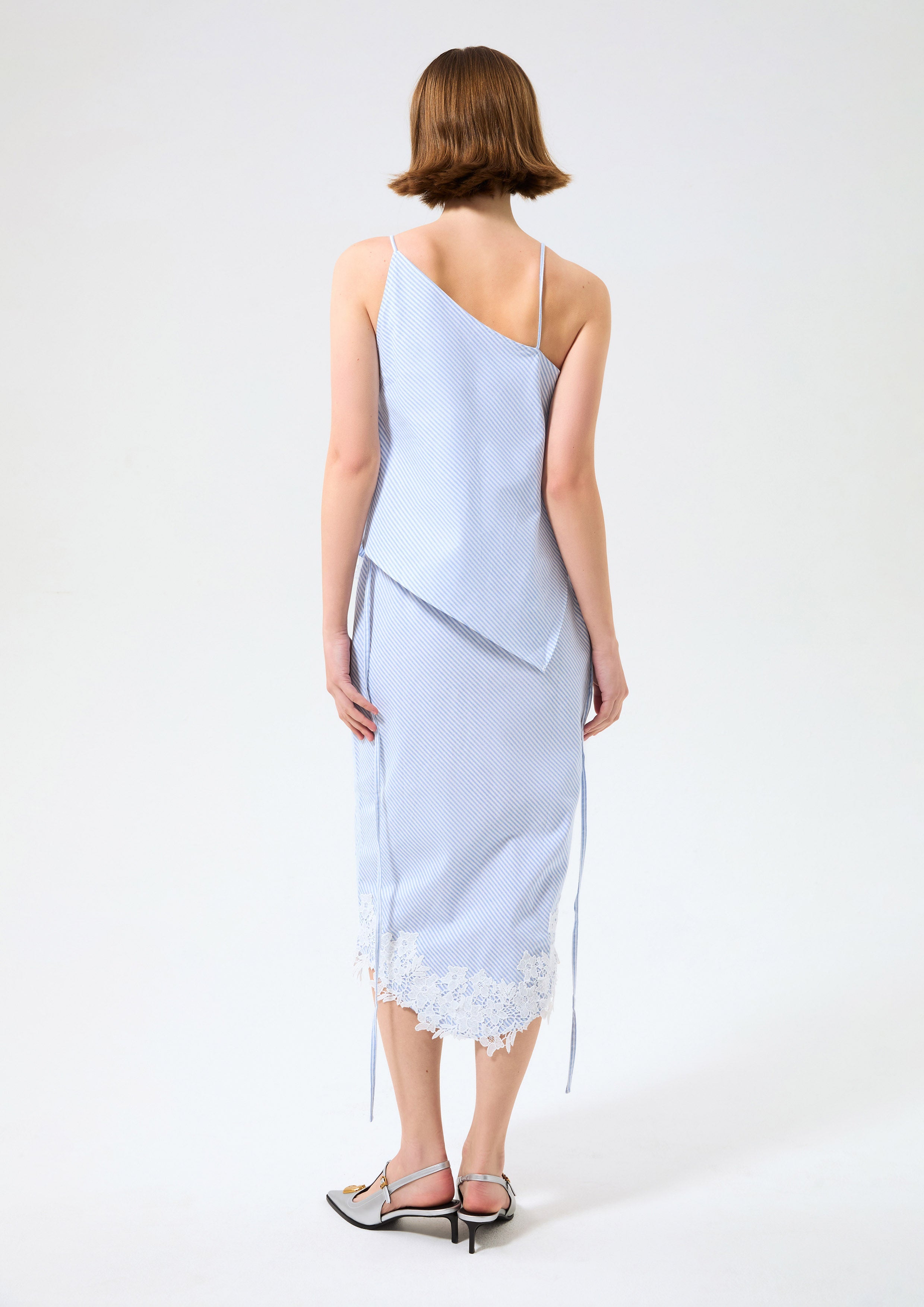 เดรสคลุมเข่าลายทางแต่งผ้าลูกไม้ คอลเลกชัน Cruise to the Full Bloom