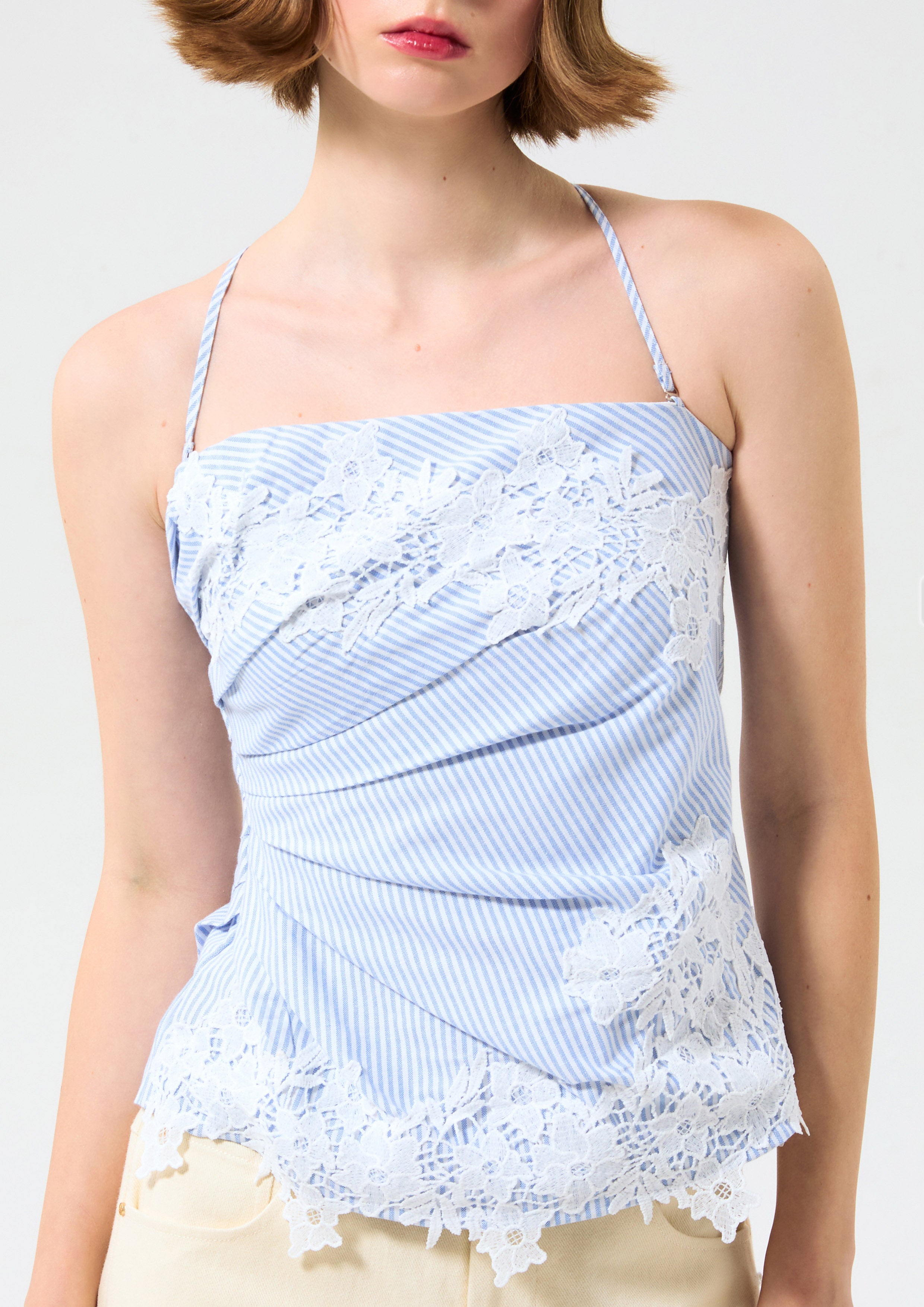 เสื้อสายเดี่ยวลายทางแซมผ้าลูกไม้