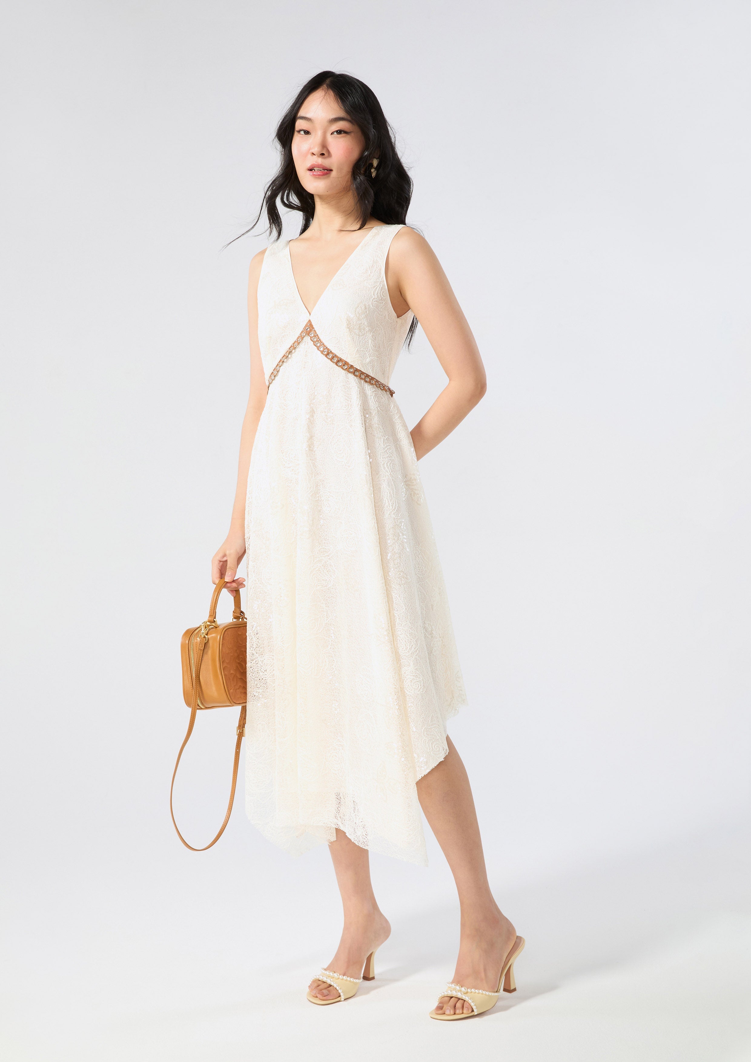 เดรสคลุมเข่ากระโปรงระบายปั๊มลายดอกไม้ คอลเลกชัน Cruise to the Full Bloom