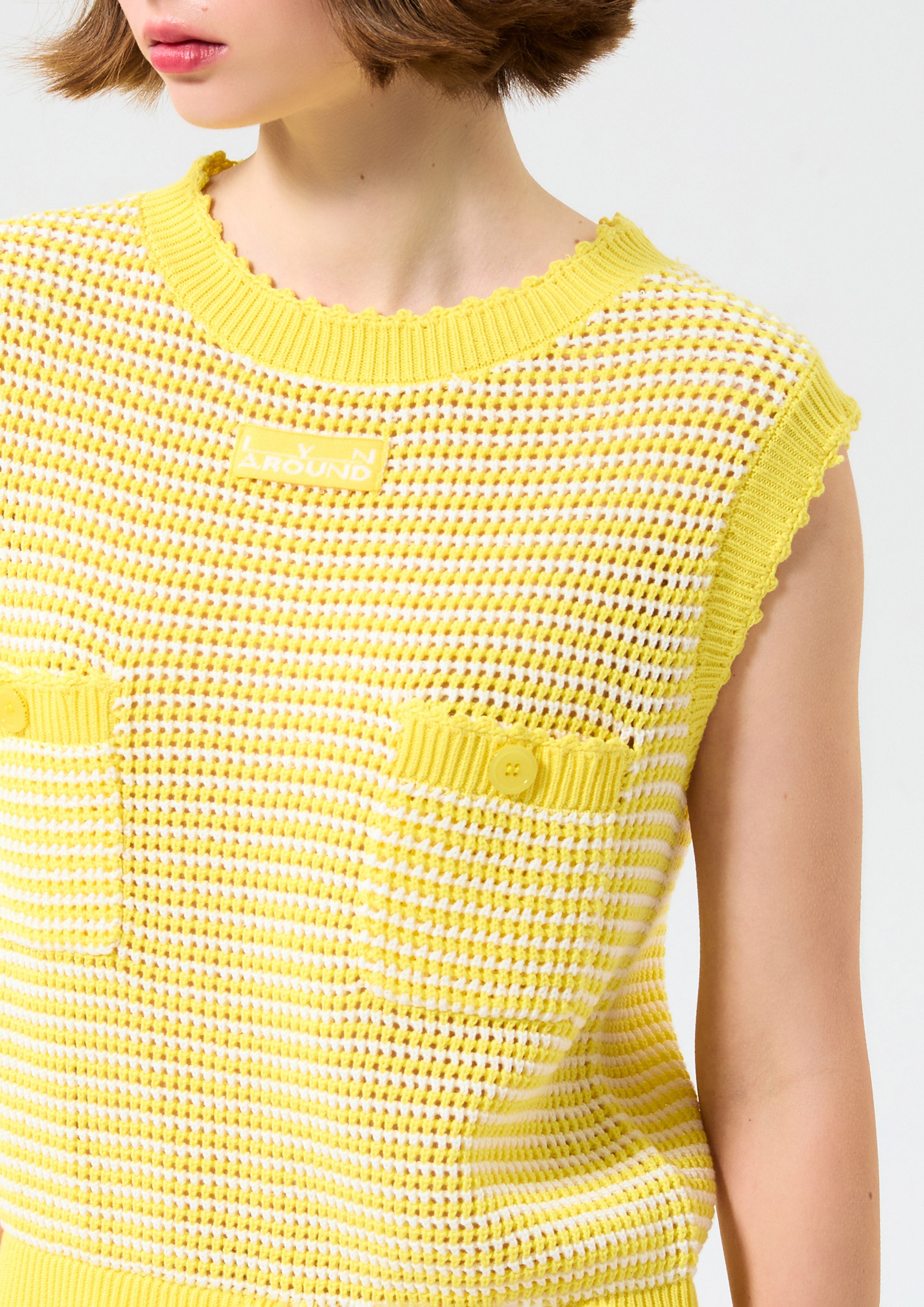 เสื้อถักโครเช่ต์แต่งขอบลอน คอลเลกชัน Blossom Elegance