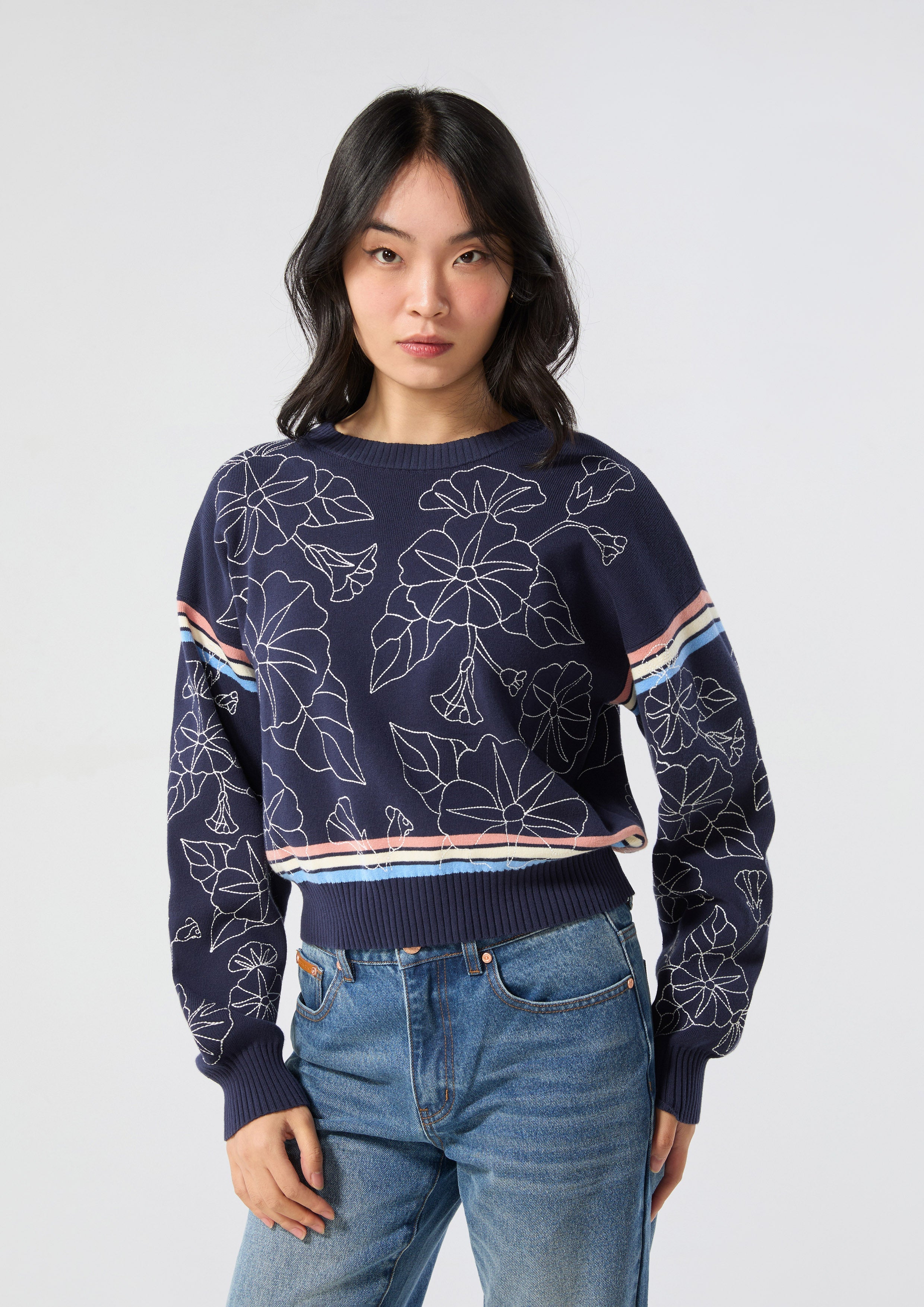 พูลโอเวอร์ครอปแขนยาวปักลายดอกไม้ คอลเลกชัน Cruise to the Full Bloom