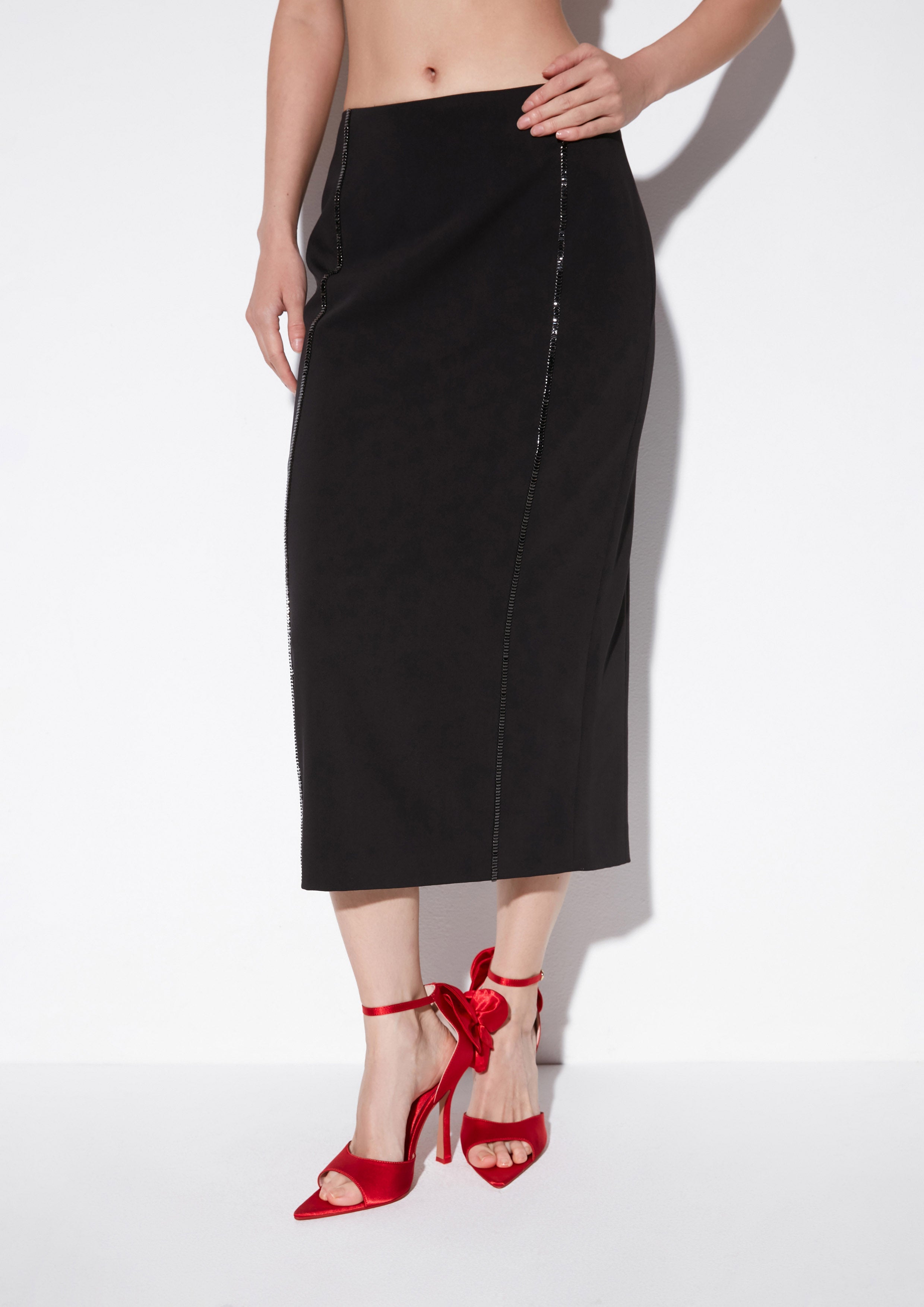 กระโปรงคลุมเข่าแต่งคริสตัล คอลเลกชัน Material Girl