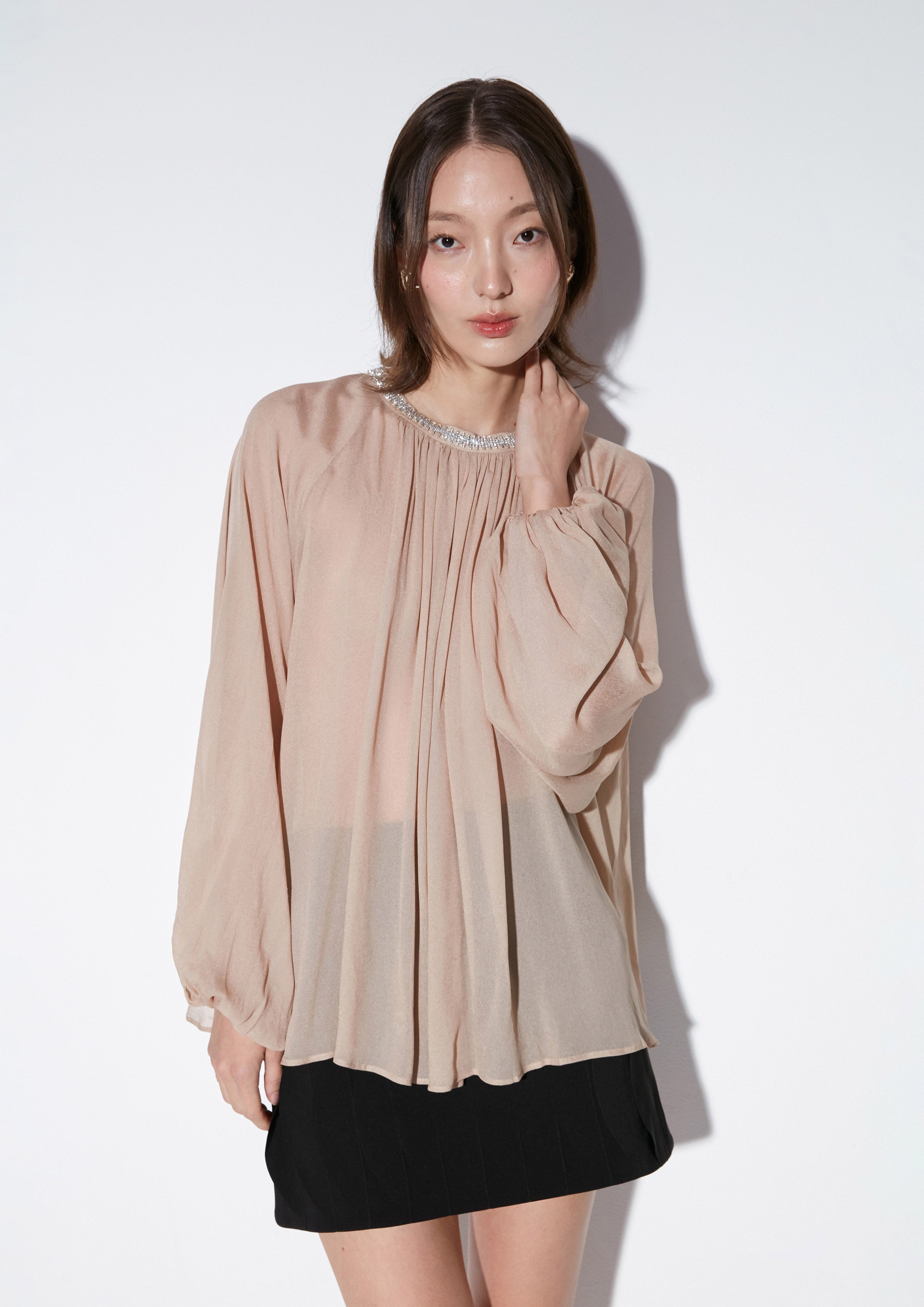 เสื้อเบล้าส์ผ้าเชียร์คอเสื้อแต่งคริสตัล คอลเลกชัน Material Girl