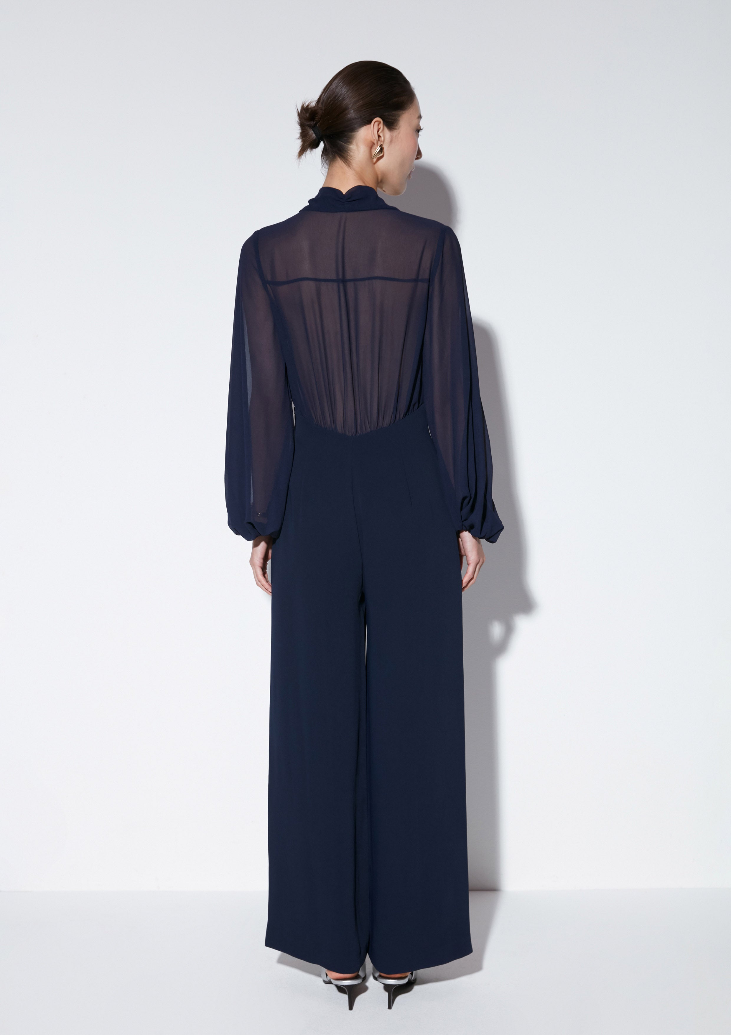 จัมพ์สูทผ้าเชียร์แขนยาว คอลเลกชัน Texture Club