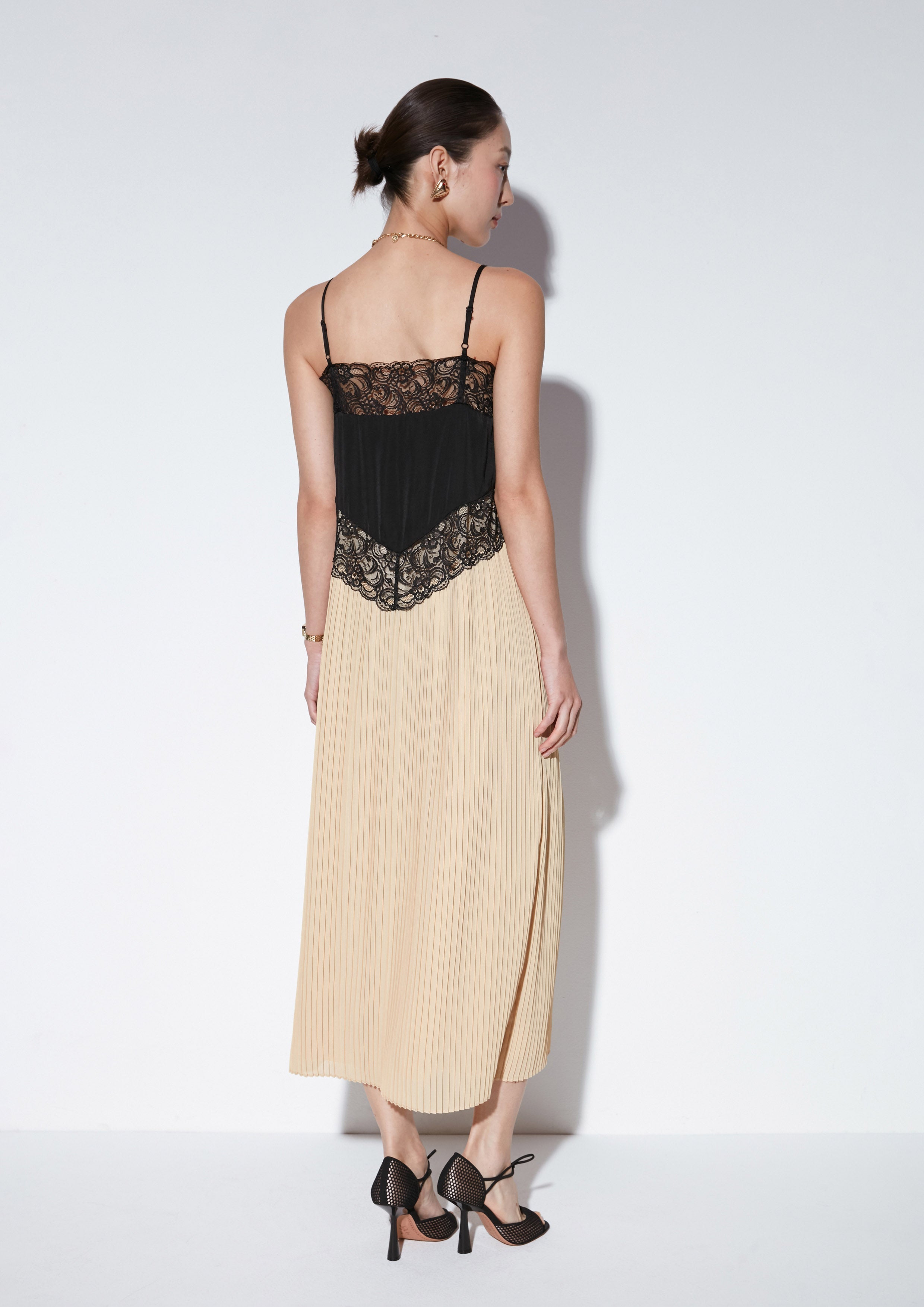 เดรสยาวสายเดี่ยวแต่งผ้าลูกไม้ คอลเลกชัน Texture Club