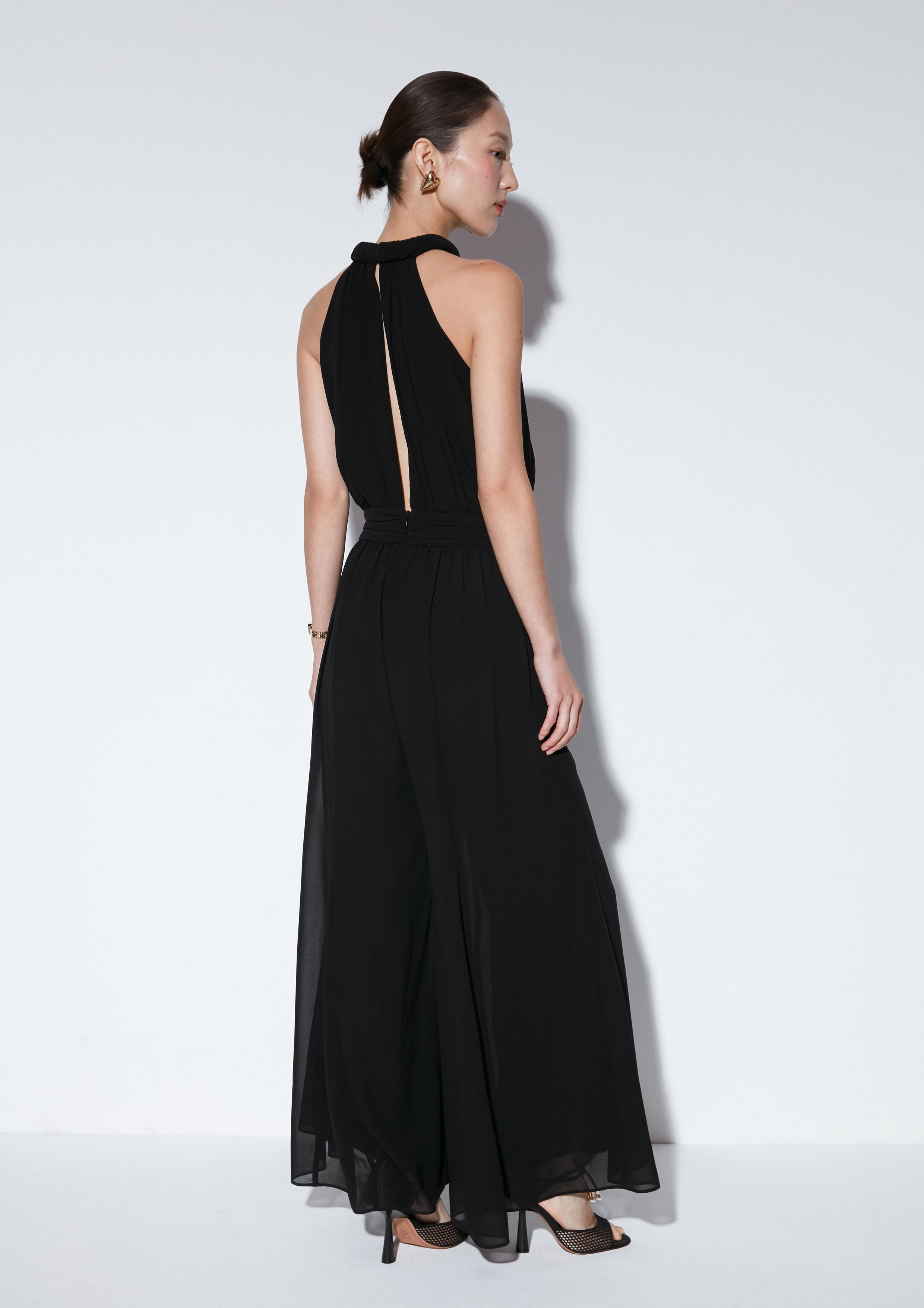 จัมพ์สูทจับจีบคอเสื้อบิดเกลียว คอลเลกชัน The Icon Queen