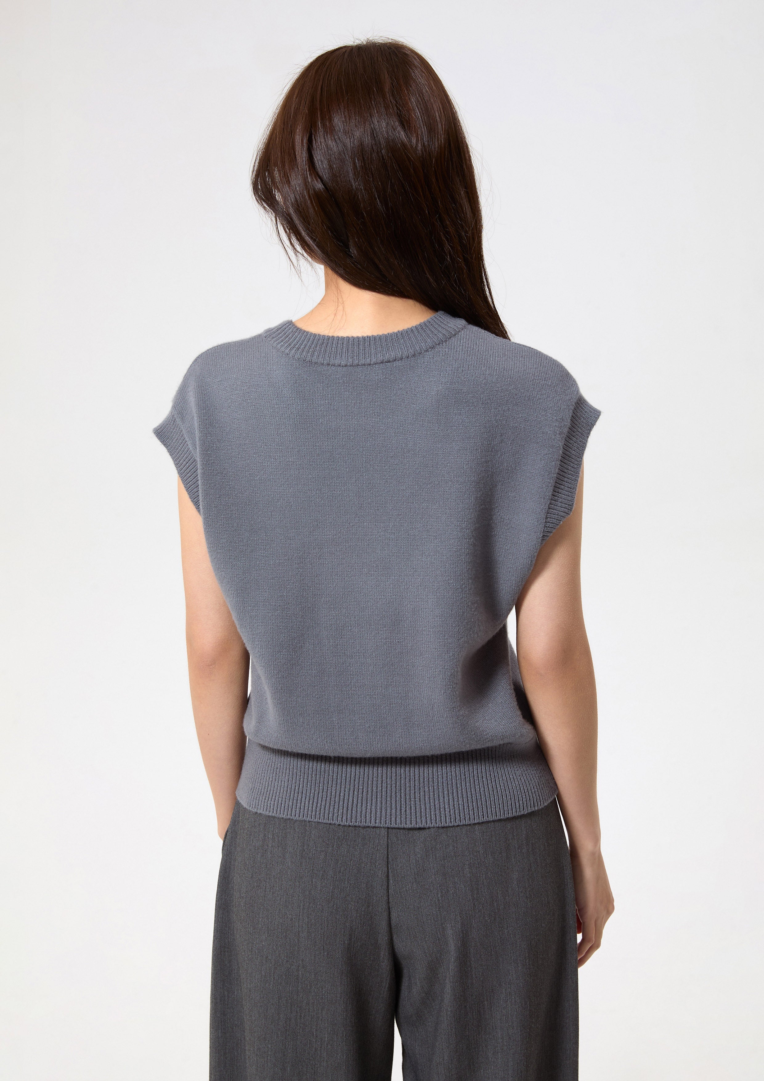 เสื้อนิตแขนกุดปักลาย คอลเลคชัน Bloom Affair