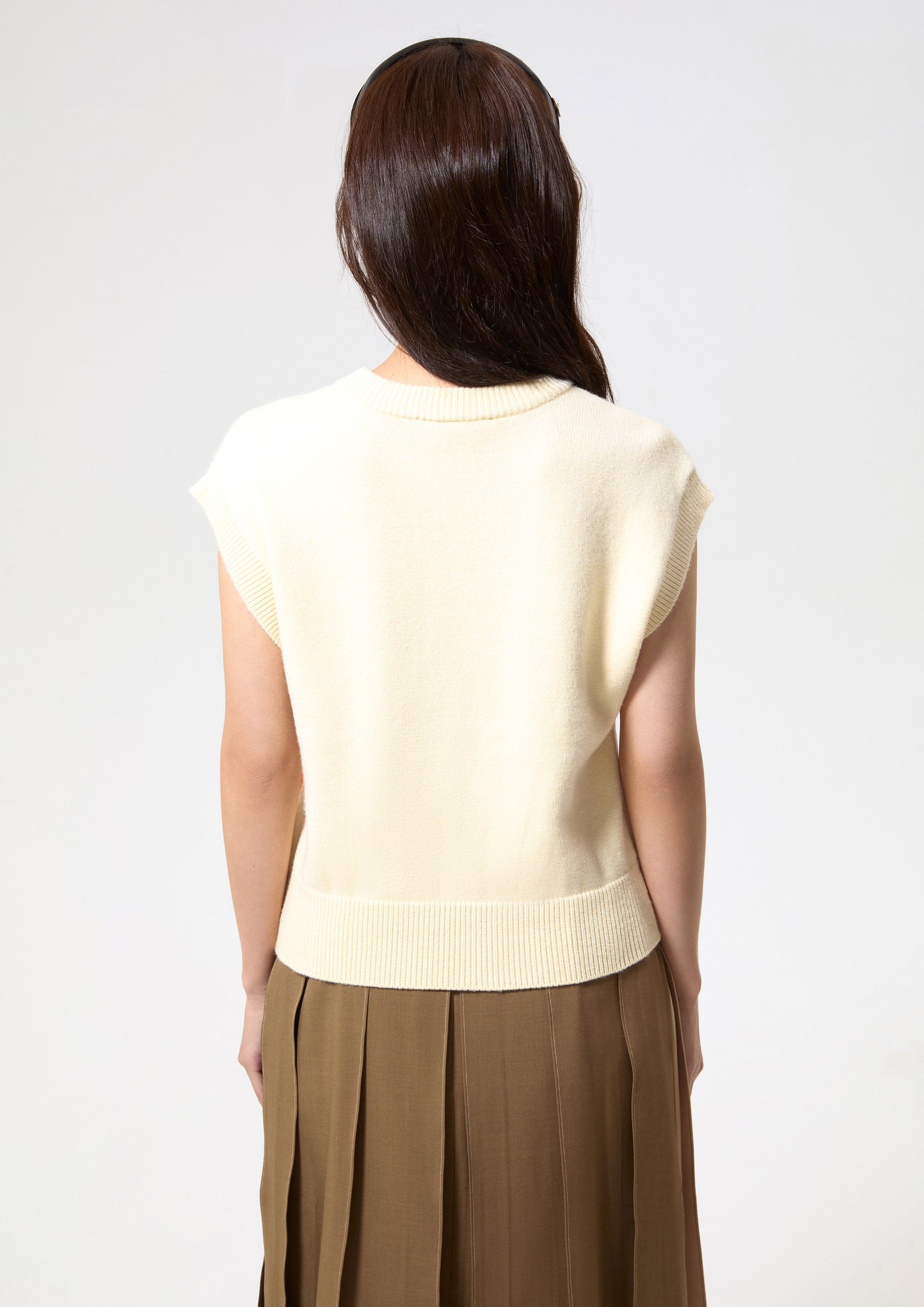 เสื้อนิตแขนกุดปักลาย คอลเลคชัน Bloom Affair