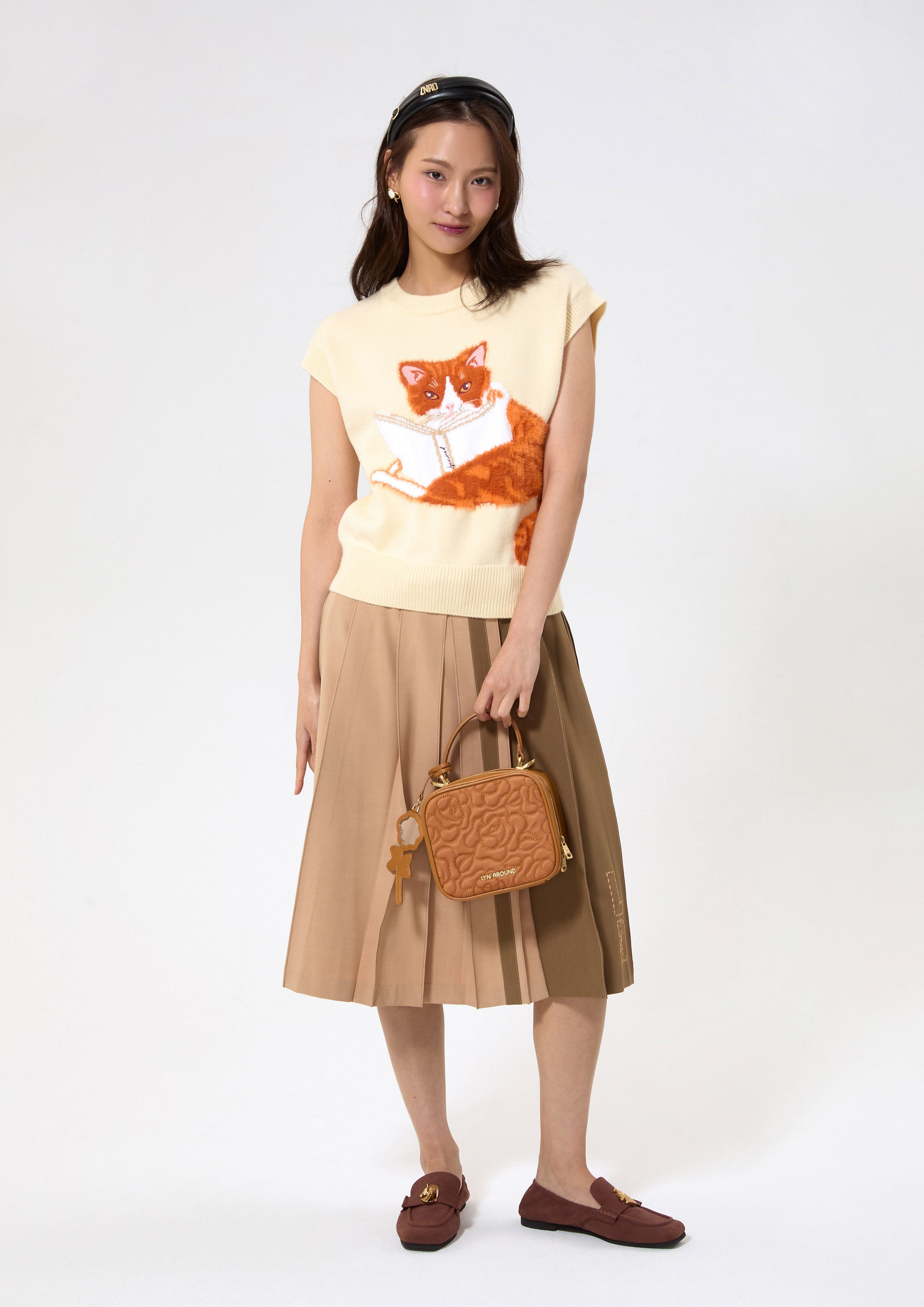 เสื้อนิตแขนกุดปักลาย คอลเลคชัน Bloom Affair