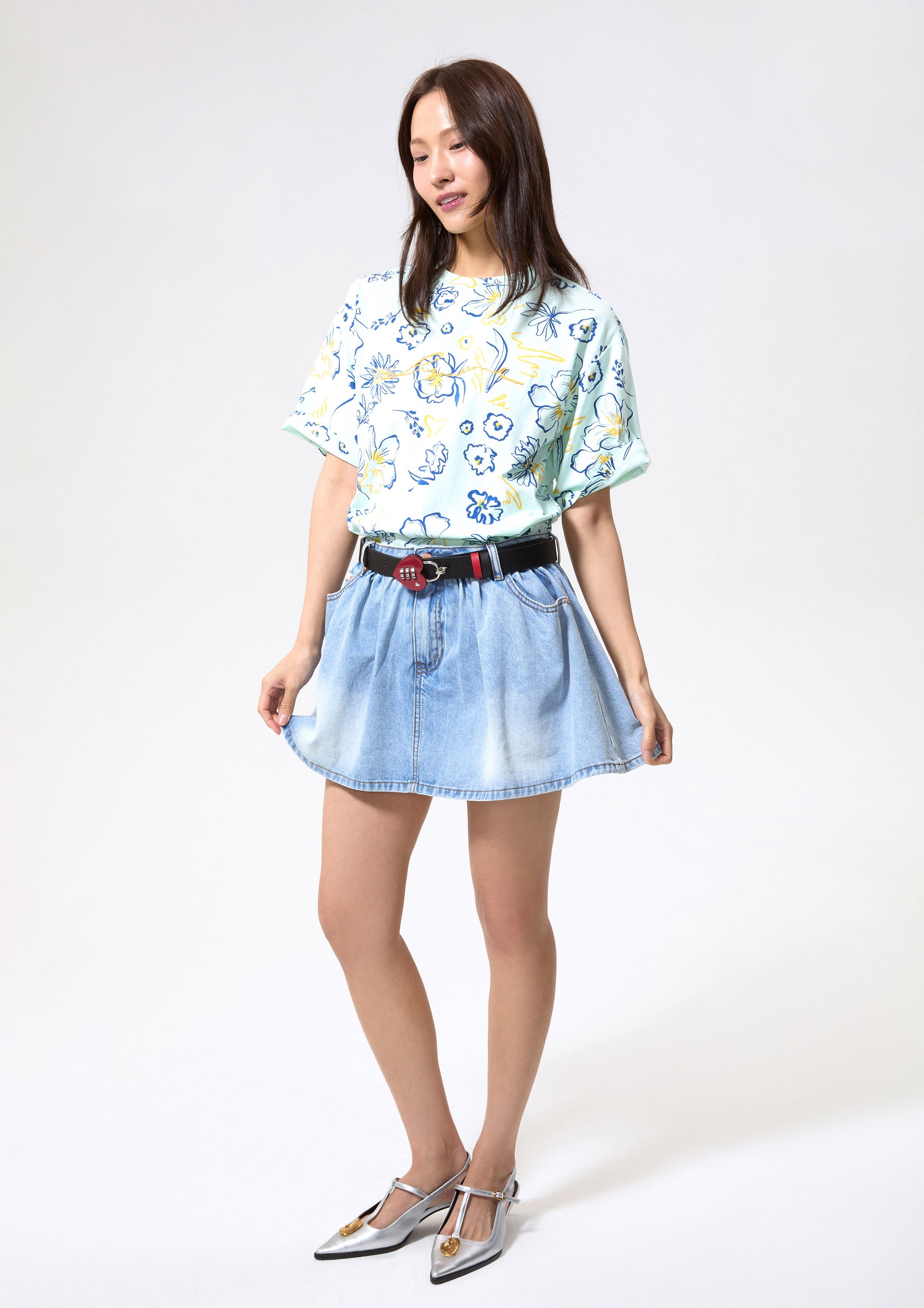 เสื้อยืดแขนสั้นพิมพ์ลายดอกไม้ คอลเลกชัน Blossom Elegance