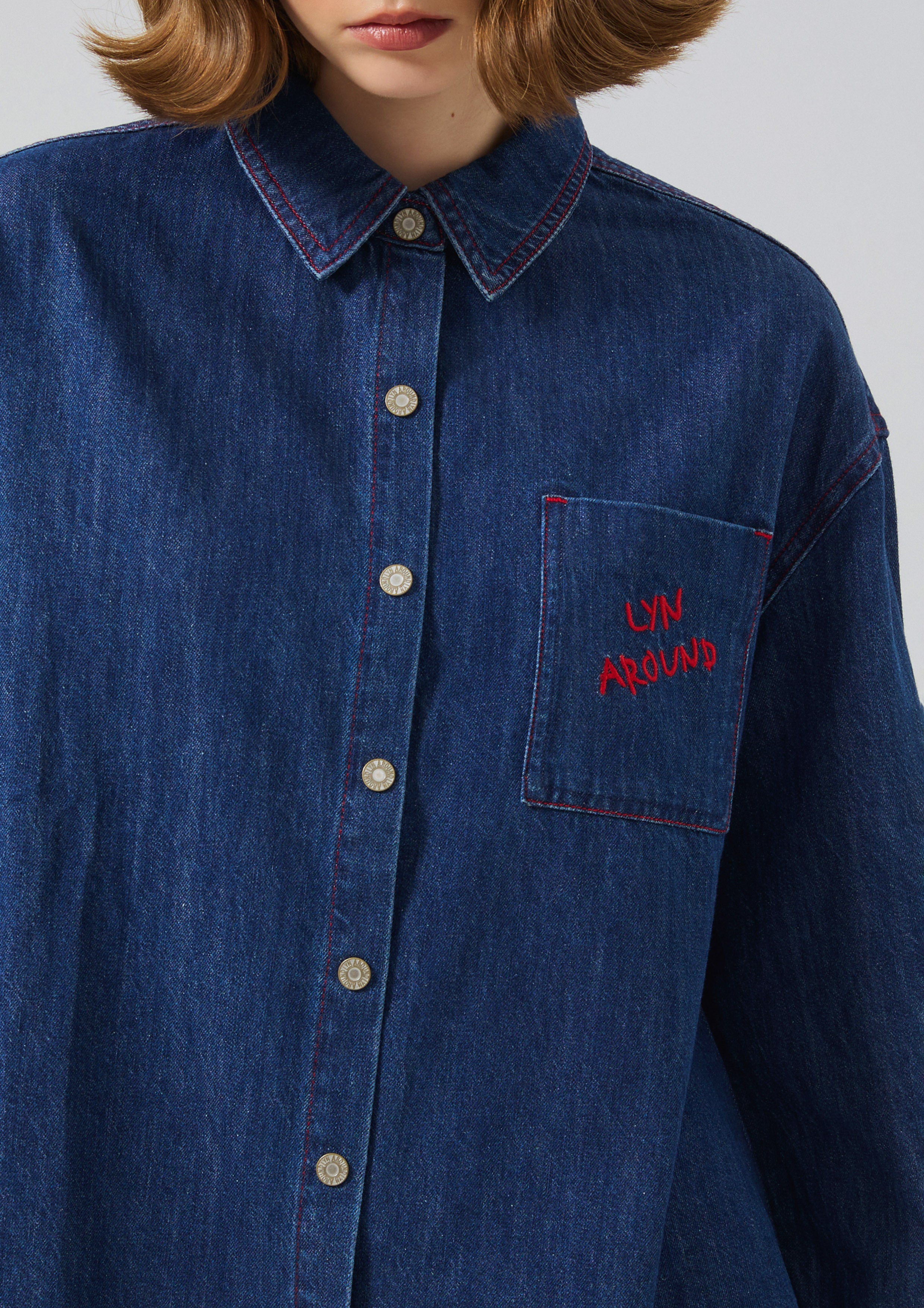 เสื้อเชิ้ตเดนิมปักโลโก้ คอลเลกชัน Basic Denim