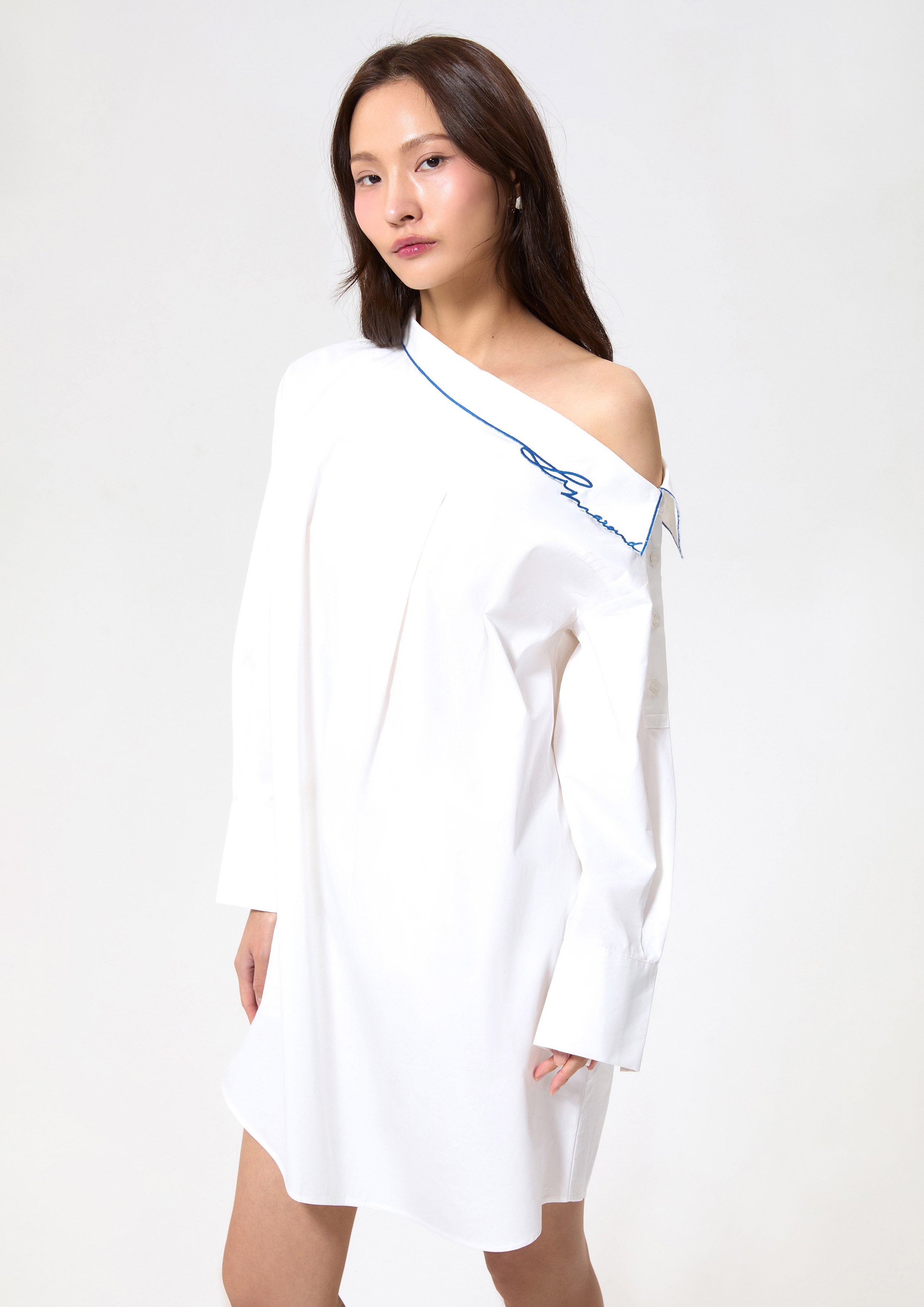 เชิ้ตเดรสไหล่เดี่ยวแขนยาว คอลเลกชัน Blossom Elegance