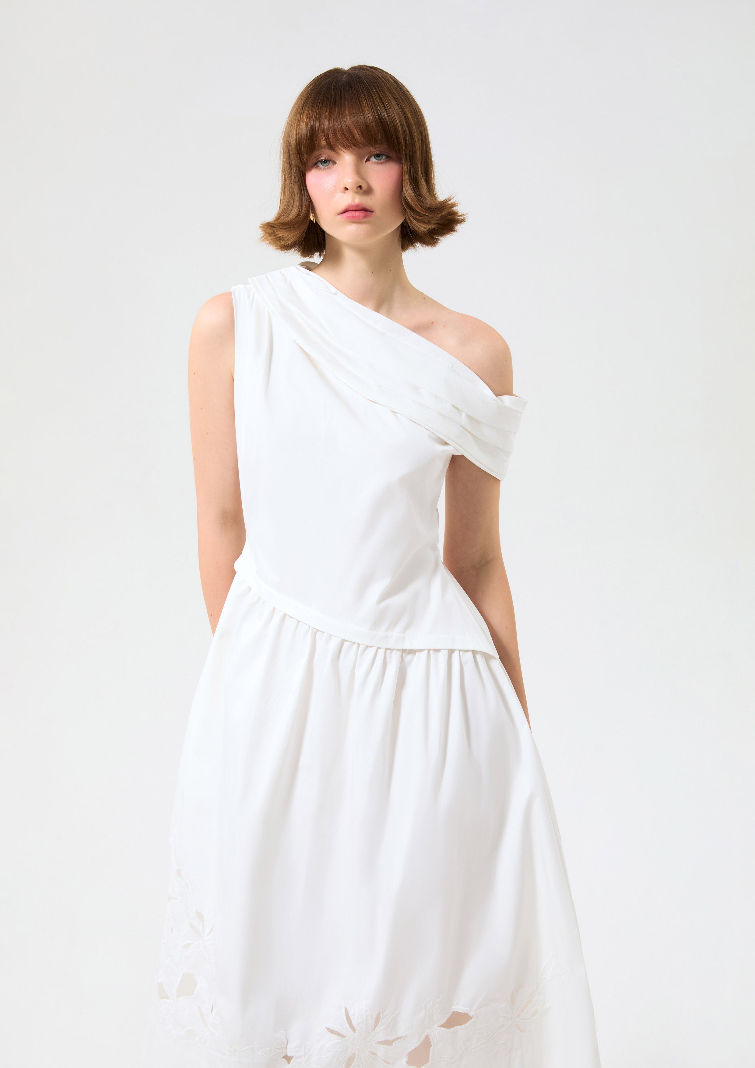 เดรสคลุมเข่าไหล่เดี่ยวกระโปรงฉลุลาย คอลเลกชัน Blossom Elegance