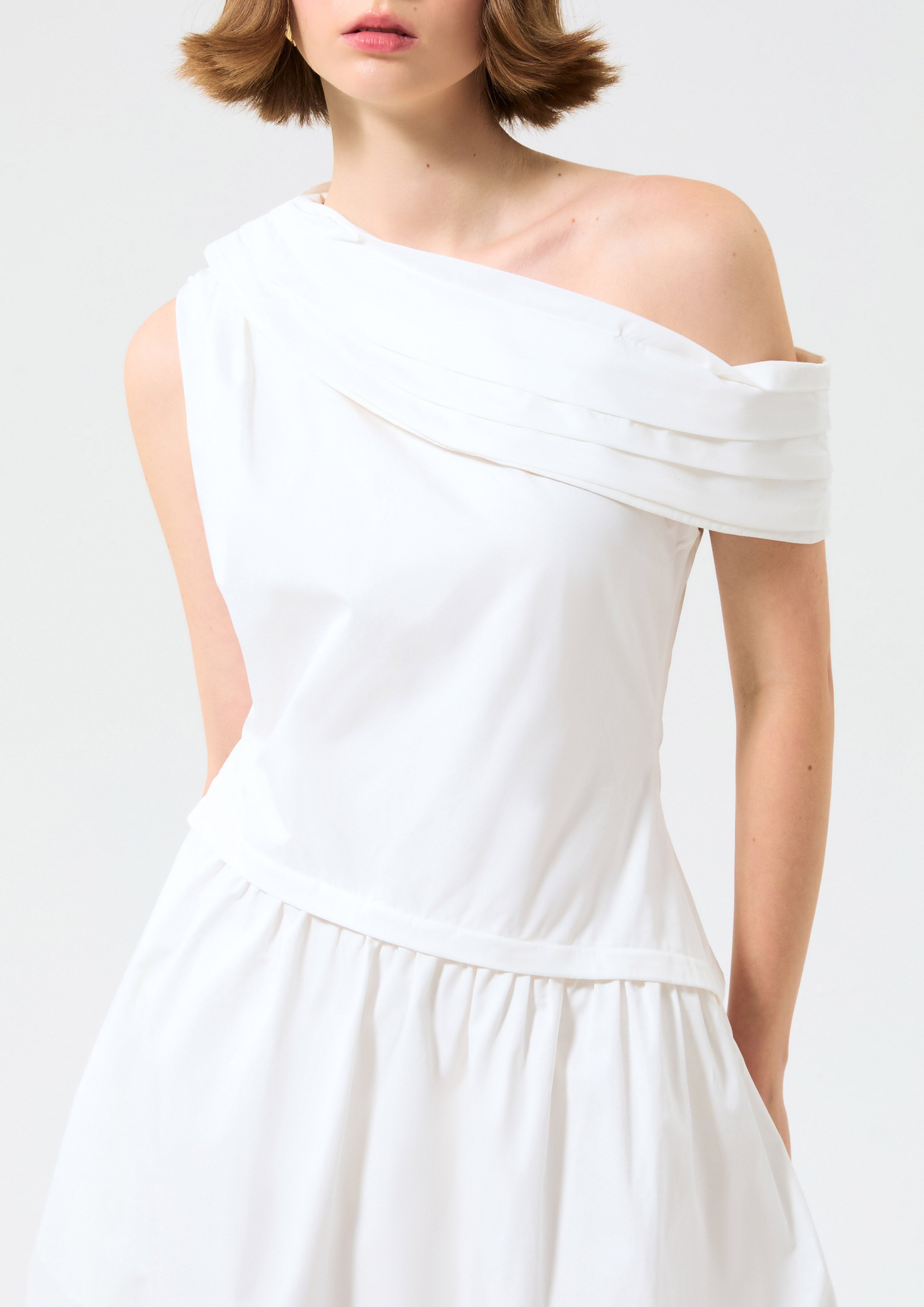 เดรสคลุมเข่าไหล่เดี่ยวกระโปรงฉลุลาย คอลเลกชัน Blossom Elegance