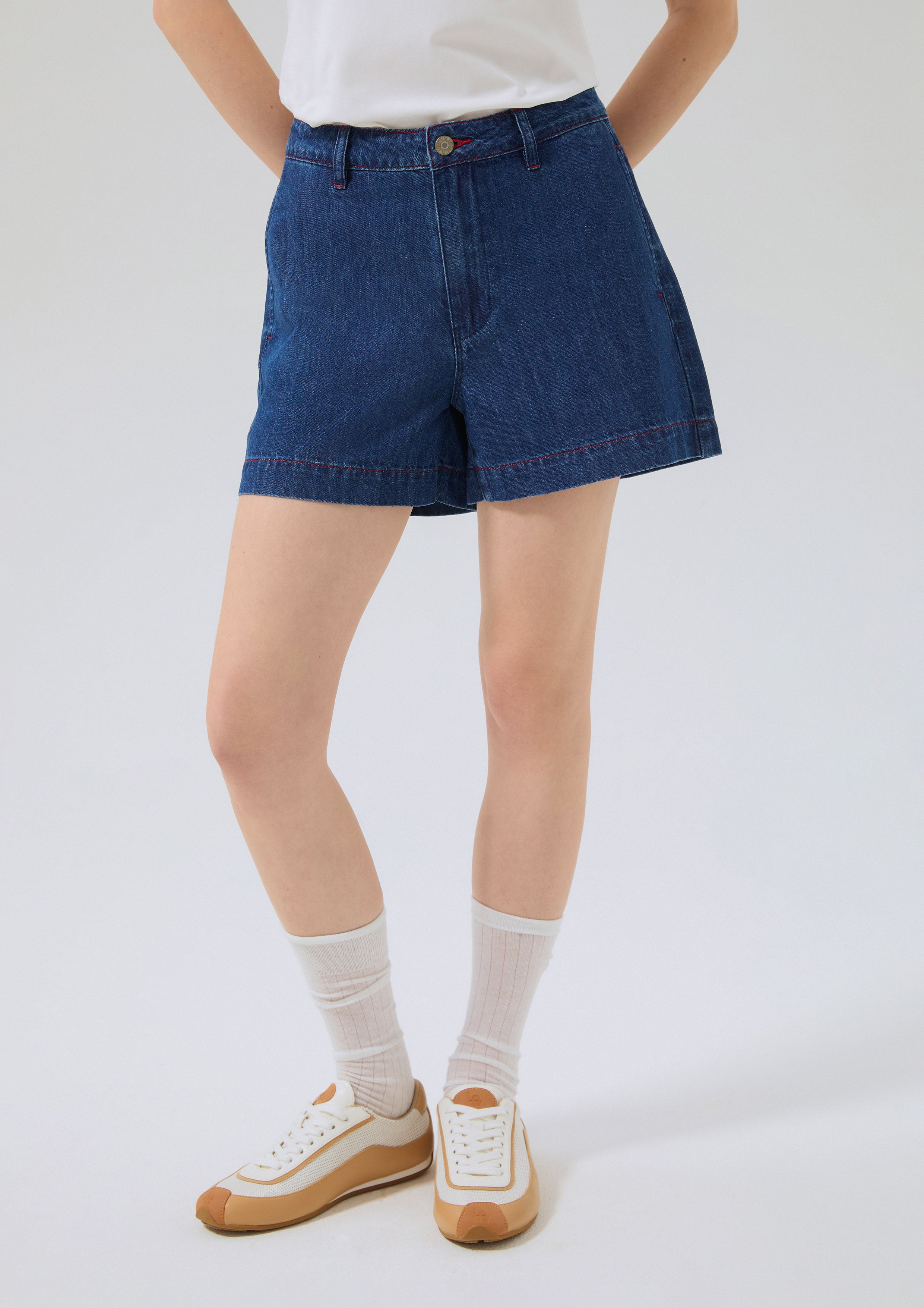 กางเกงเดนิมขาสั้นปักโลโก้ คอลเลกชัน Basic Denim