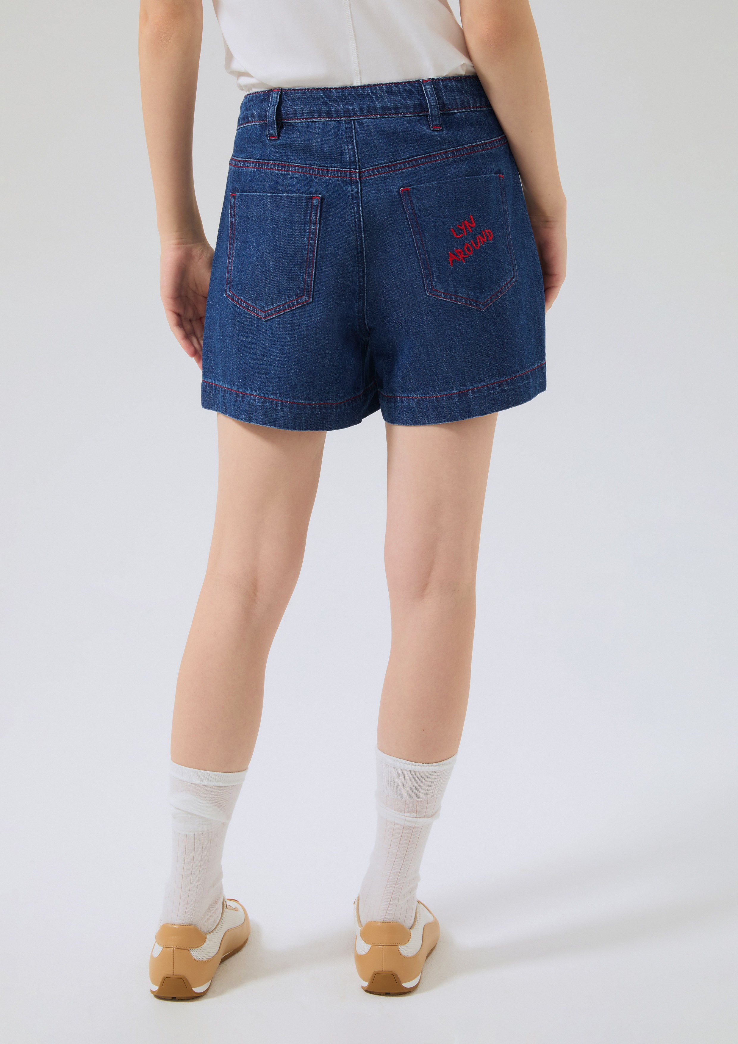 กางเกงเดนิมขาสั้นปักโลโก้ คอลเลกชัน Basic Denim