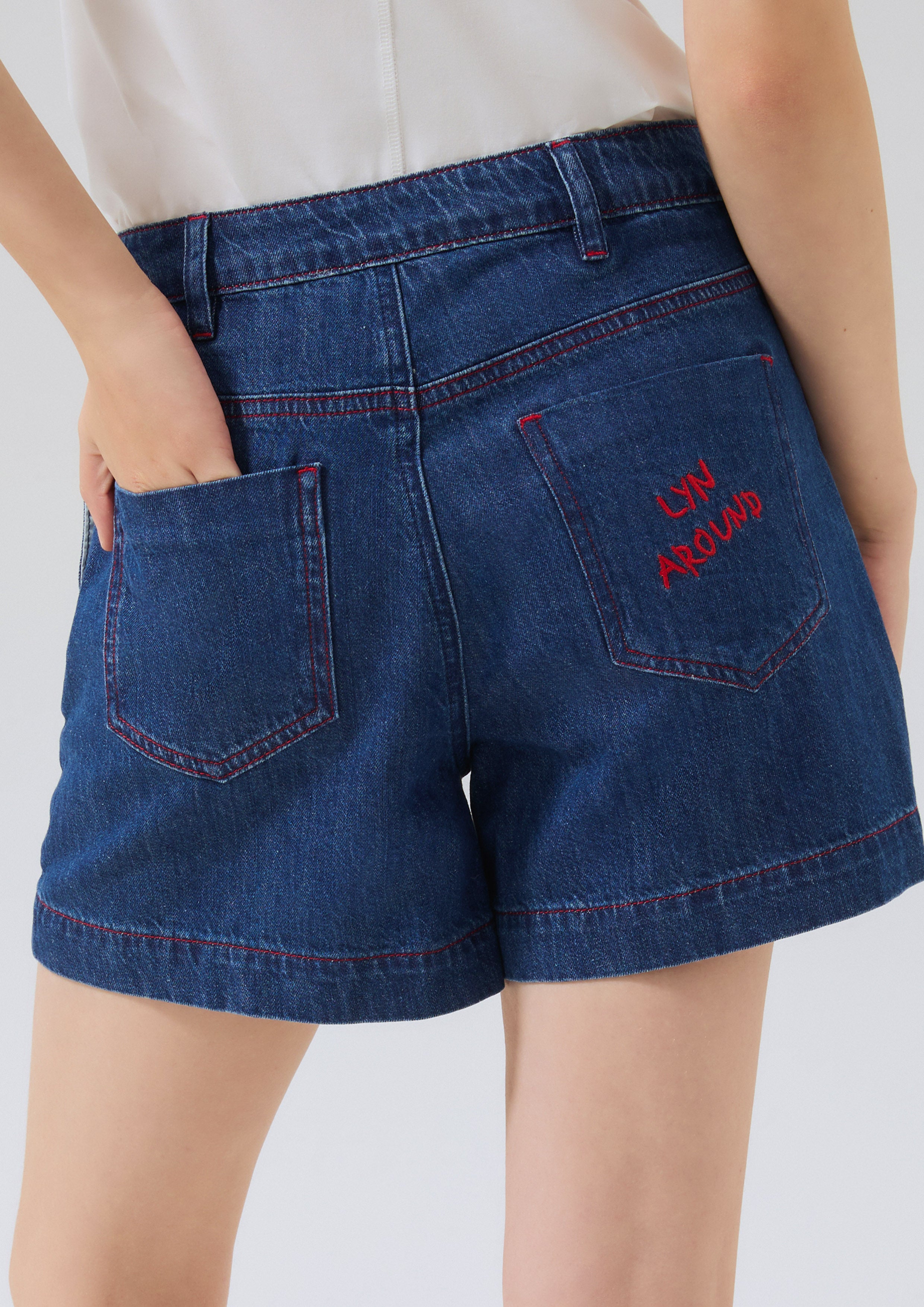 กางเกงเดนิมขาสั้นปักโลโก้ คอลเลกชัน Basic Denim