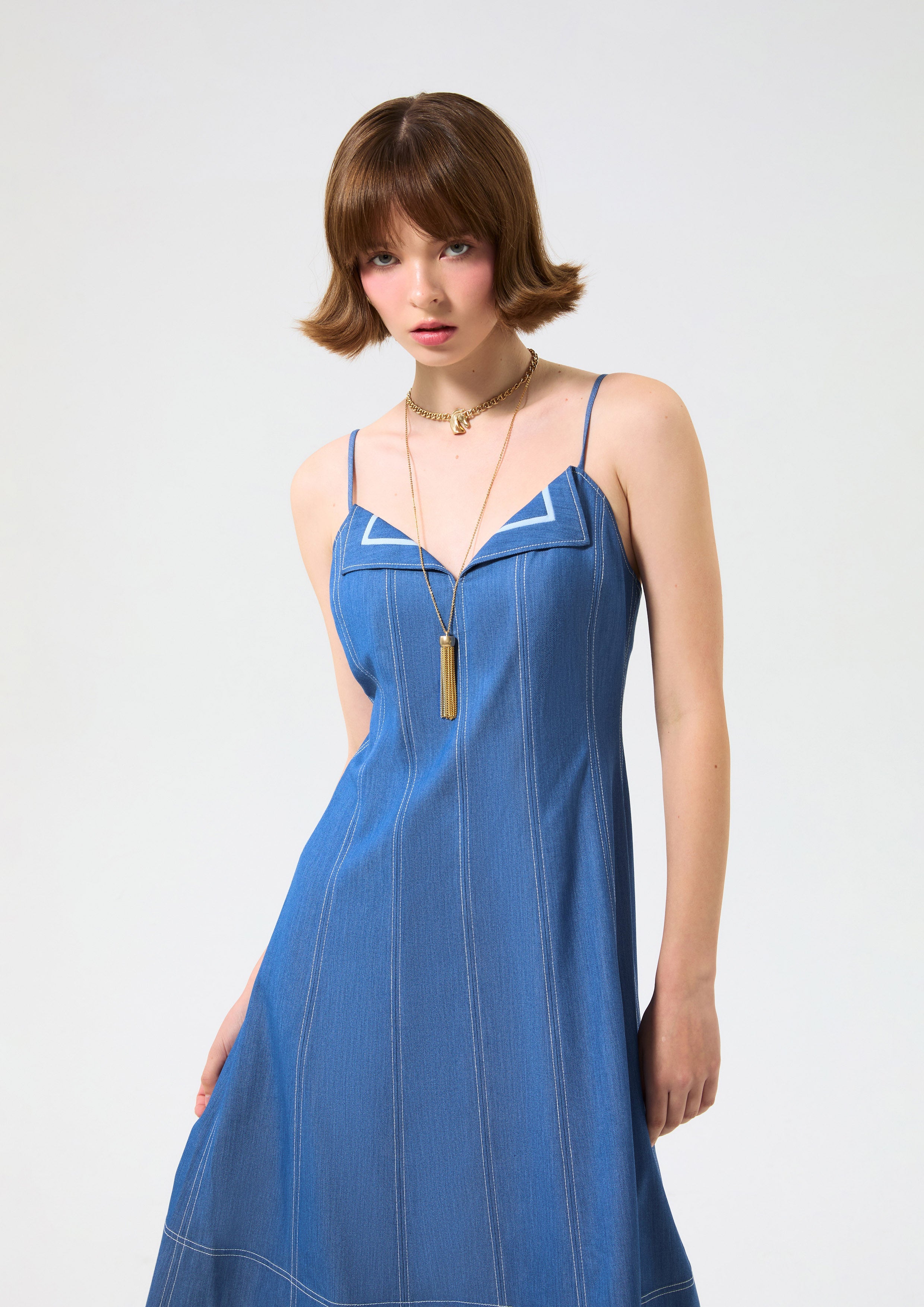 เดรสคลุมเข่าสายเดี่ยวกระโปรงระบาย คอลเลกชัน Blossom Elegance