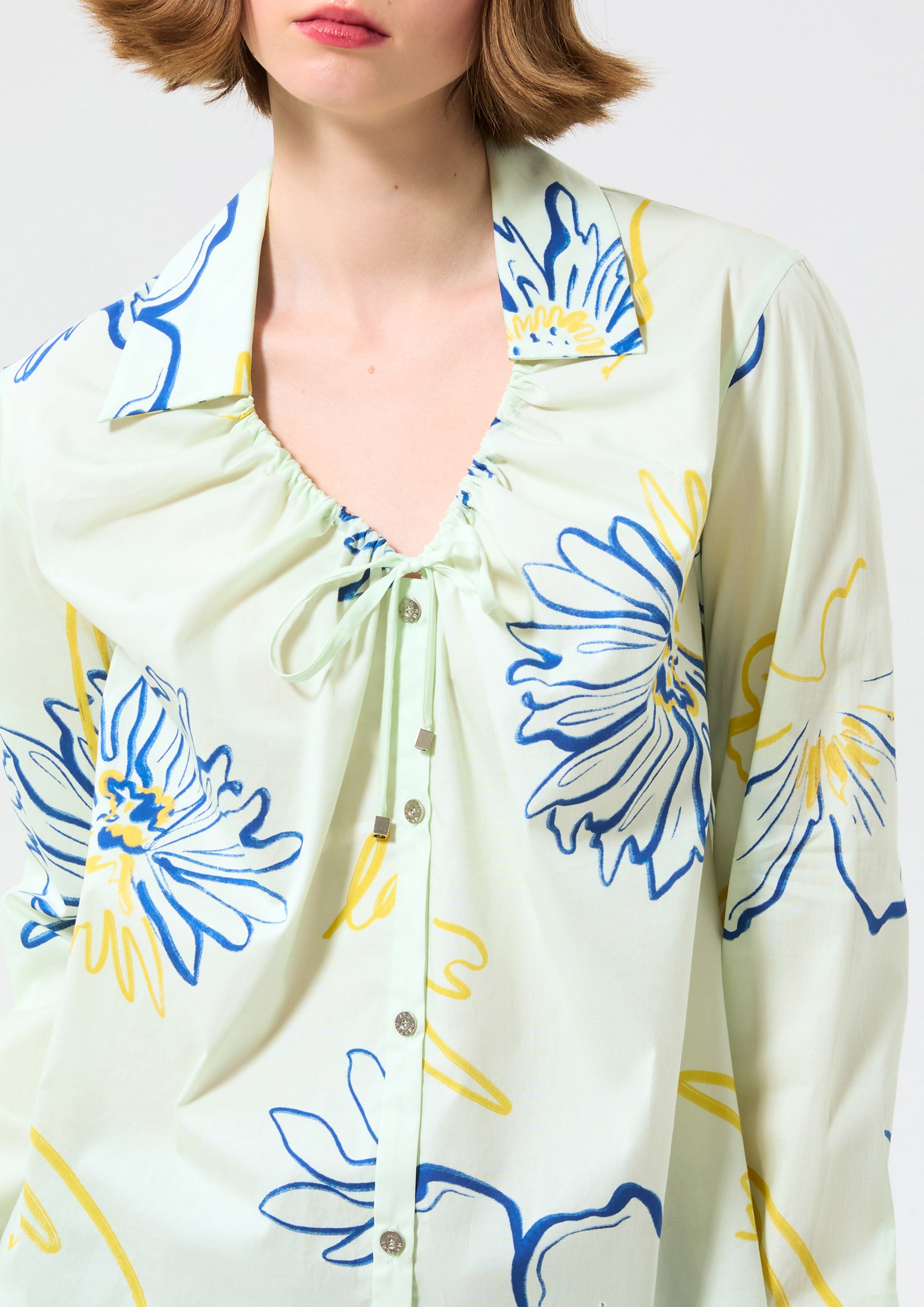 เสื้อเบล้าส์แขนยาวพิมพ์ลายดอกไม้ คอลเลกชัน Blossom Elegance