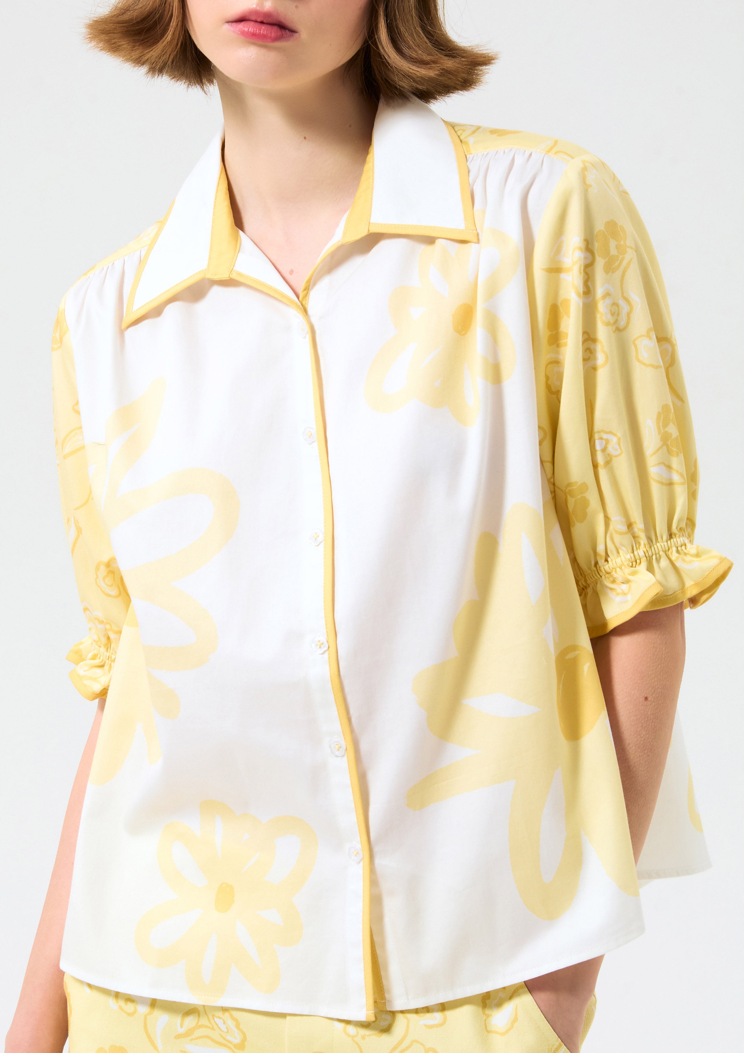 เสื้อแขนสั้นพิมพ์ลายดอกไม้ คอลเลกชัน Blossom Elegance