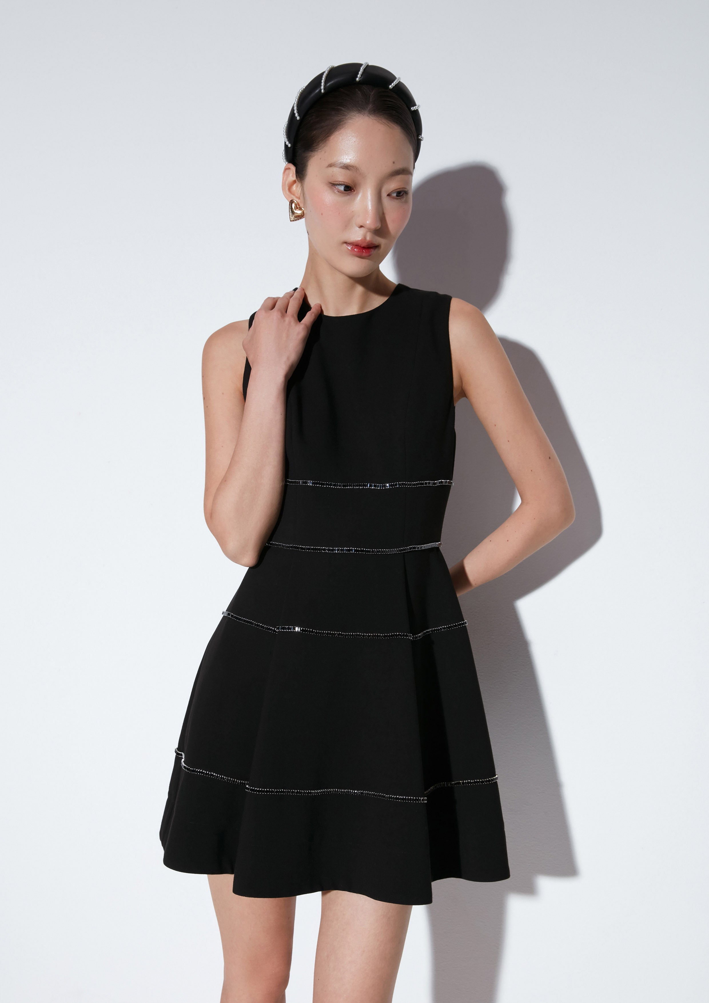 เดรสสั้นแขนกุดแต่งคริสตัล คอลเลกชัน Material Girl