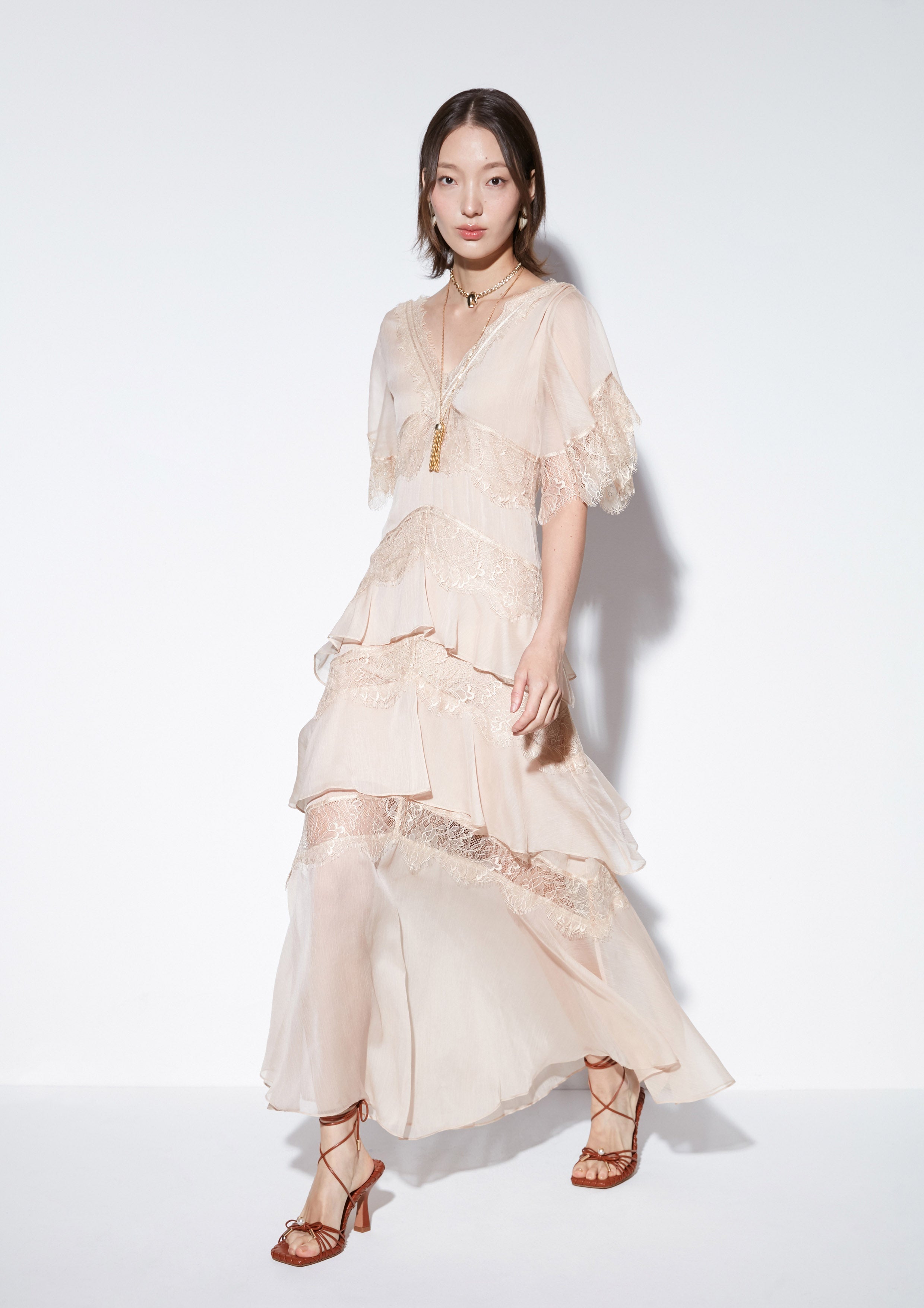 เดรสยาวระบายต่อชั้นแต่งผ้าลูกไม้ คอลเลกชัน Material Girl