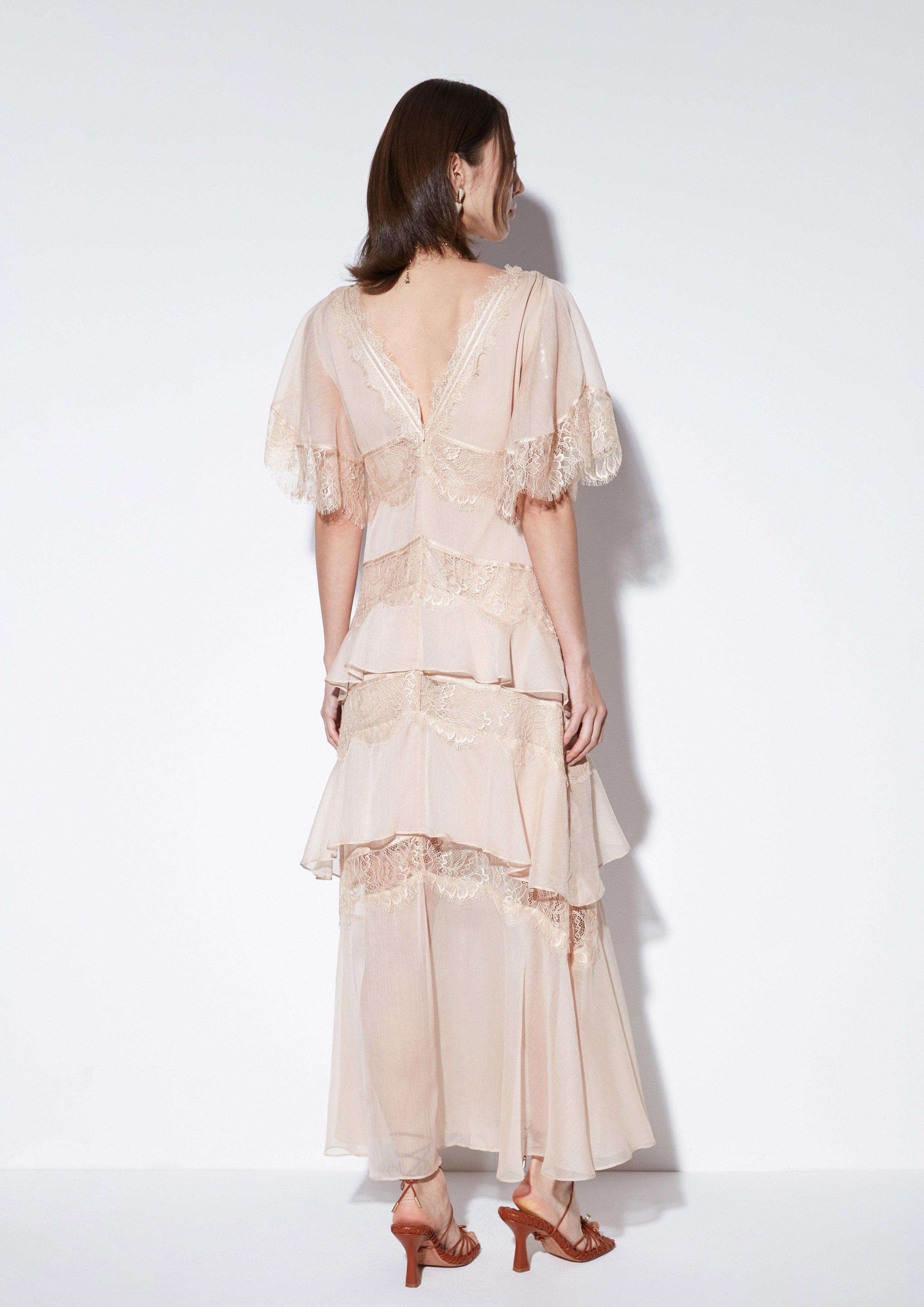 เดรสยาวระบายต่อชั้นแต่งผ้าลูกไม้ คอลเลกชัน Material Girl