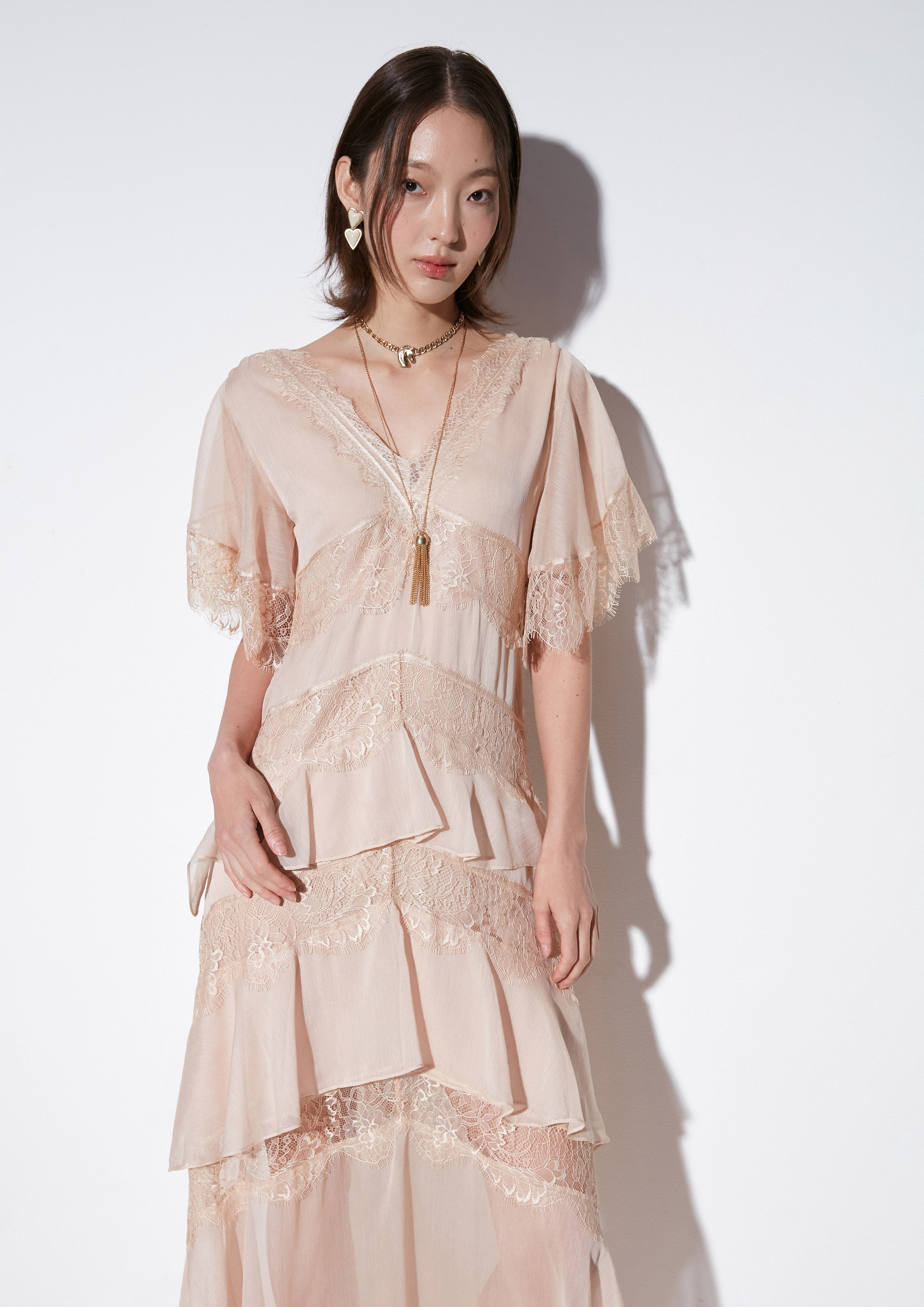 เดรสยาวระบายต่อชั้นแต่งผ้าลูกไม้ คอลเลกชัน Material Girl