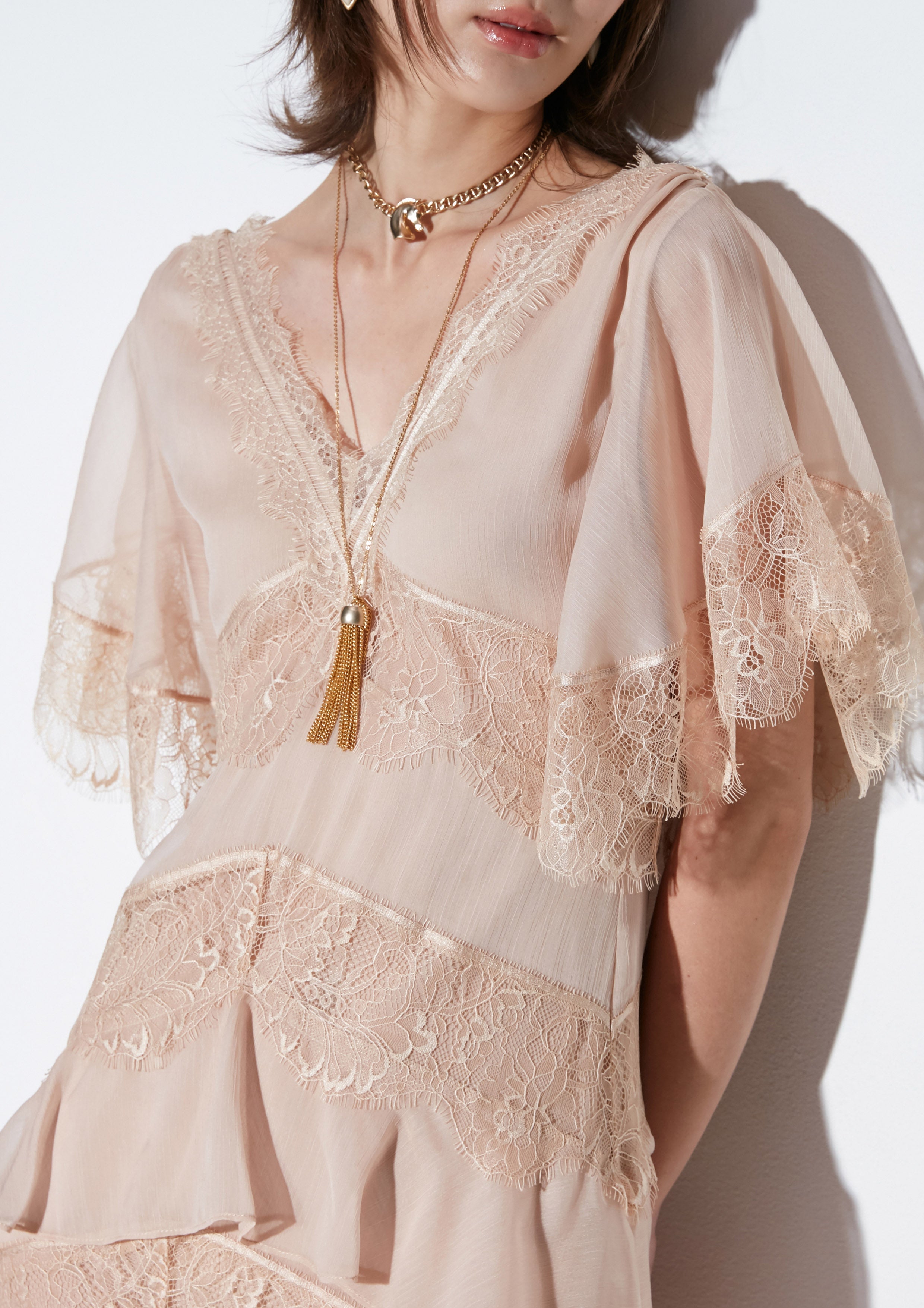 เดรสยาวระบายต่อชั้นแต่งผ้าลูกไม้ คอลเลกชัน Material Girl