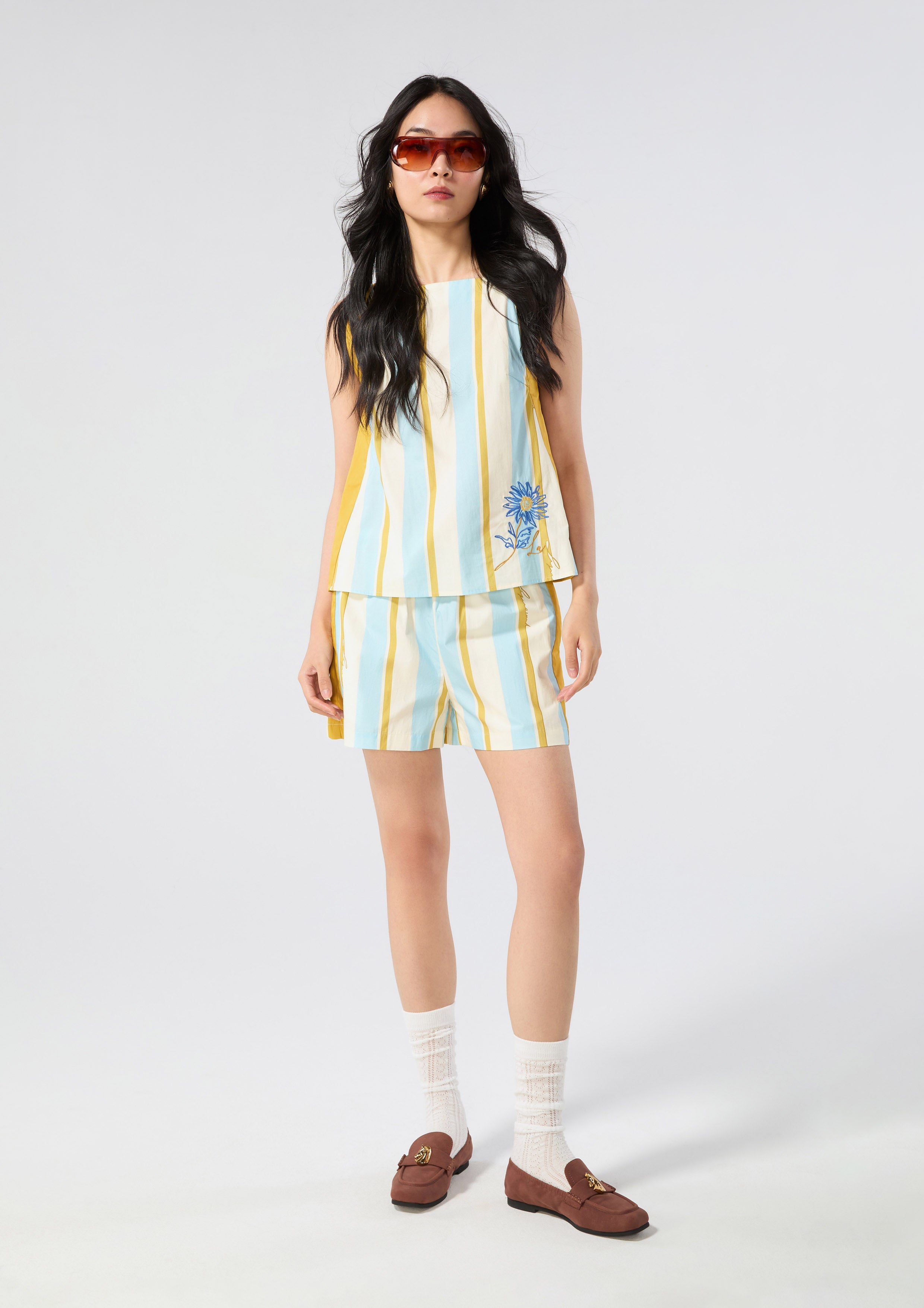 กางเกงขาสั้นลายทางปักโลโก้ คอลเลกชัน Blossom Elegance