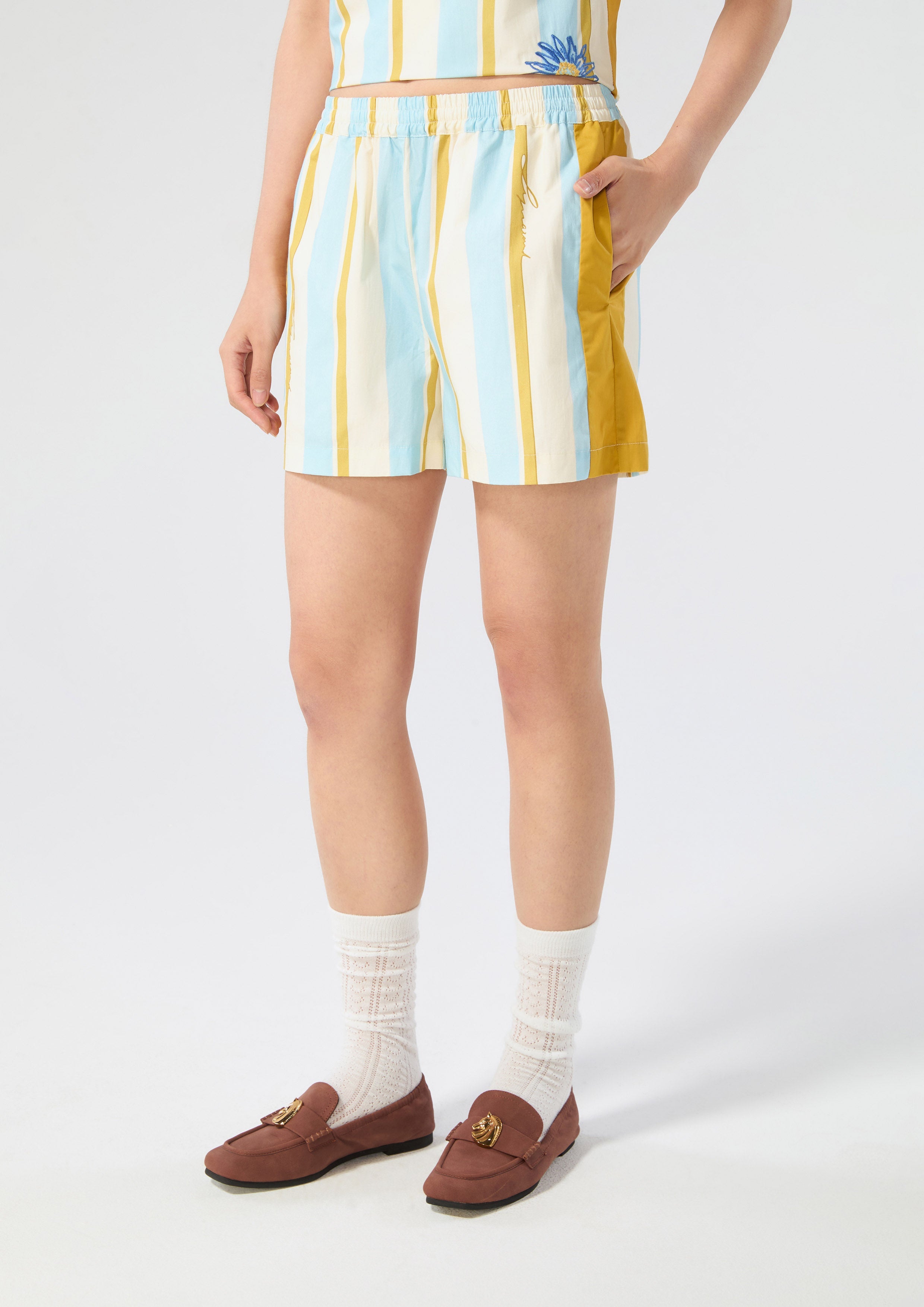 กางเกงขาสั้นลายทางปักโลโก้ คอลเลกชัน Blossom Elegance