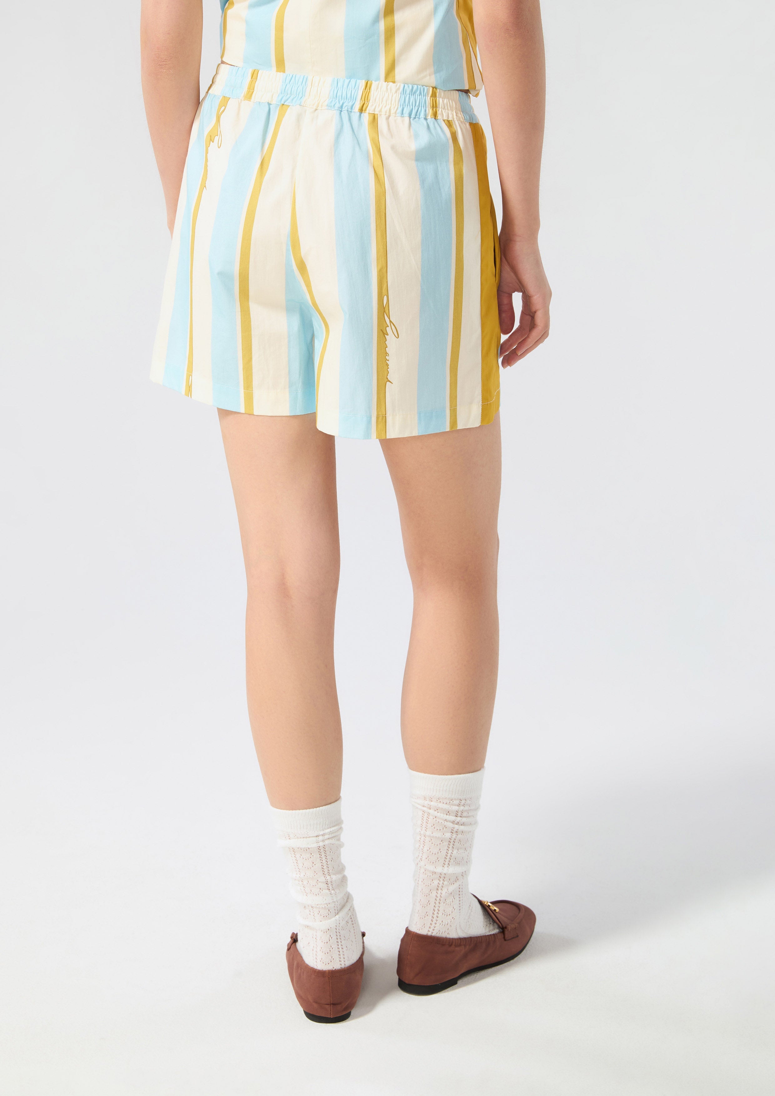 กางเกงขาสั้นลายทางปักโลโก้ คอลเลกชัน Blossom Elegance