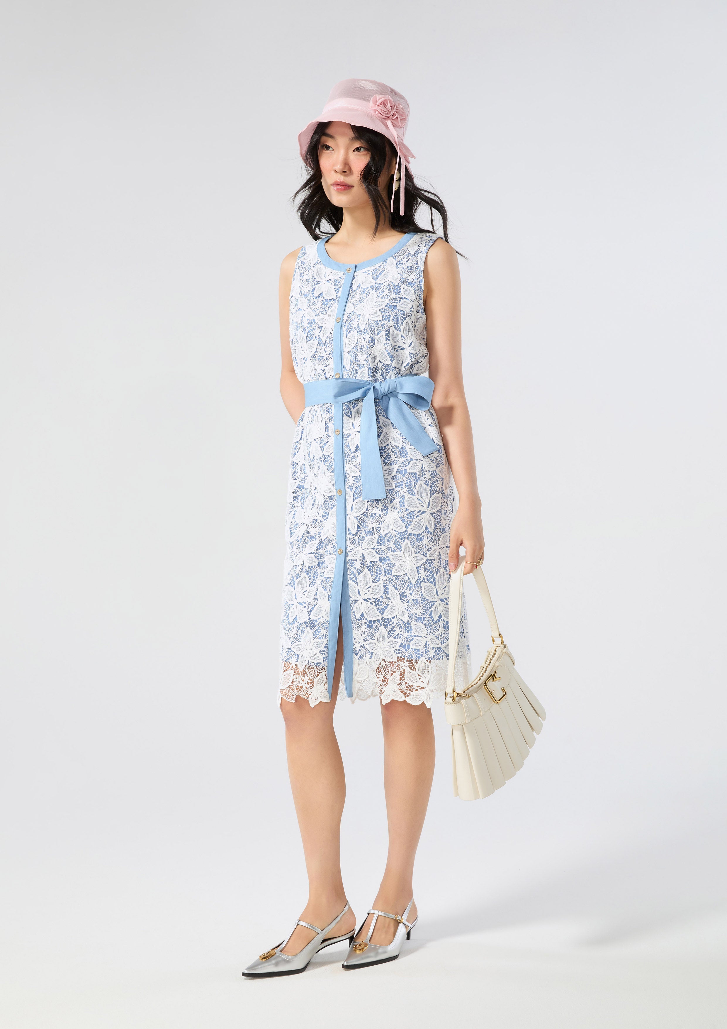 เดรสสั้นผ้าลูกไม้แต่งสายเชือกผูกเอว คอลเลกชัน Cruise to the Full Bloom