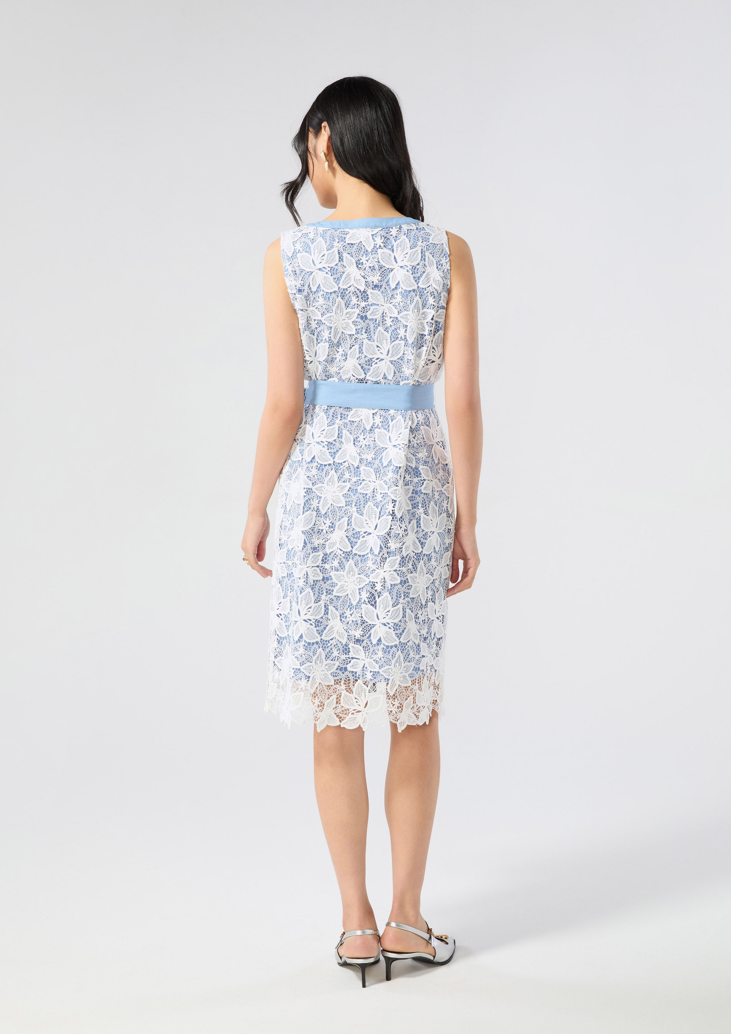 เดรสสั้นผ้าลูกไม้แต่งสายเชือกผูกเอว คอลเลกชัน Cruise to the Full Bloom