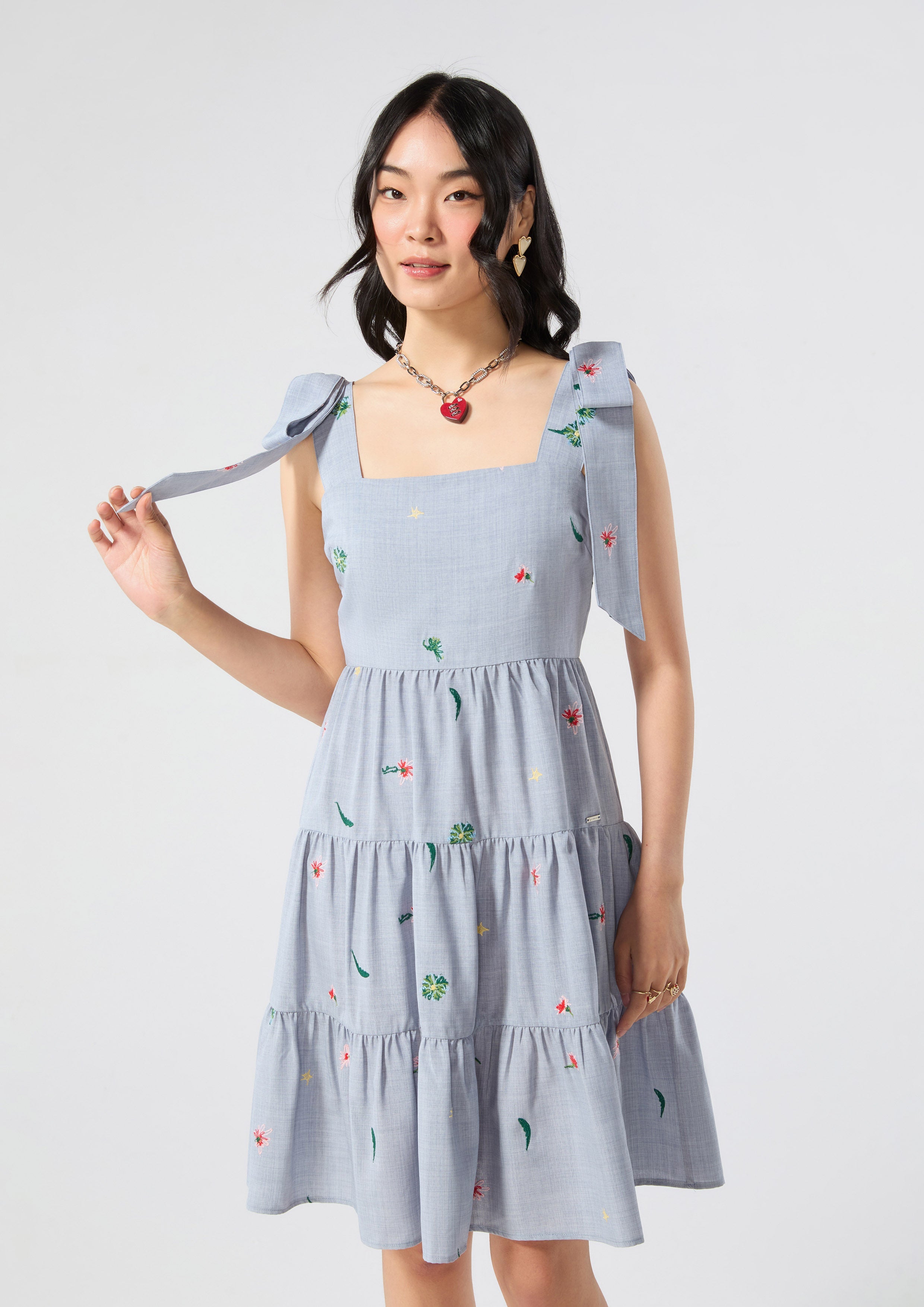 เดรสสั้นปักลายกระโปรงต่อชั้น คอลเลกชัน Cruise to the Full Bloom