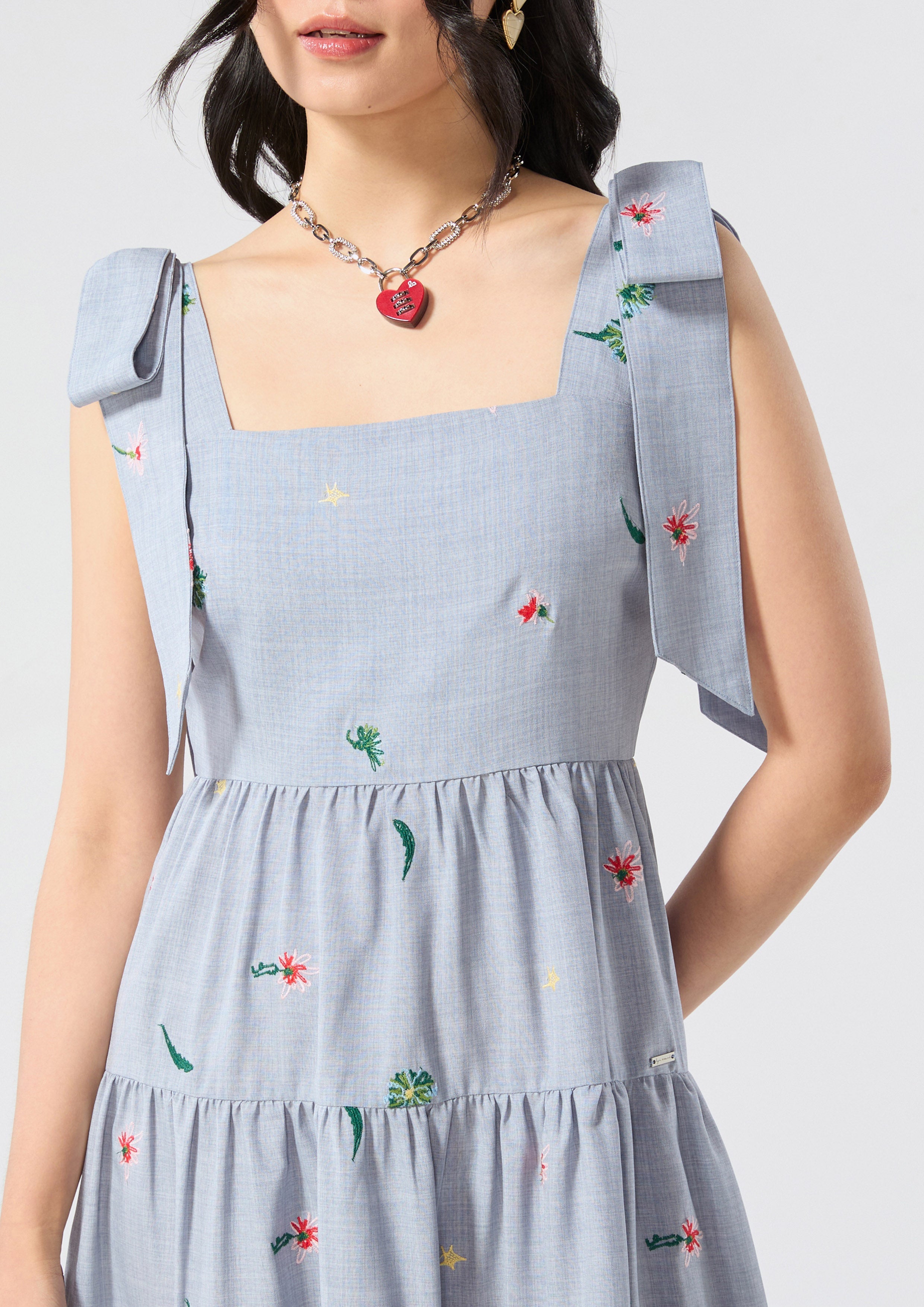 เดรสสั้นปักลายกระโปรงต่อชั้น คอลเลกชัน Cruise to the Full Bloom