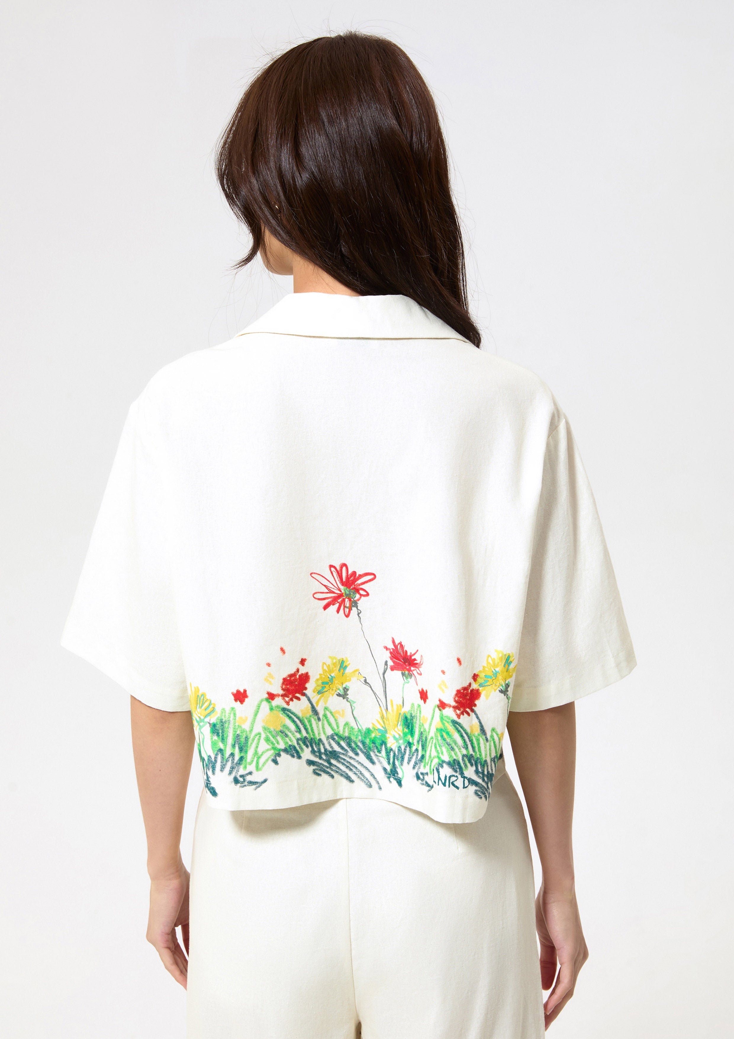 เสื้อเชิ้ตครอปแขนสั้นพิมพ์ลาย คอลเลกชัน Cruise to the Full Bloom