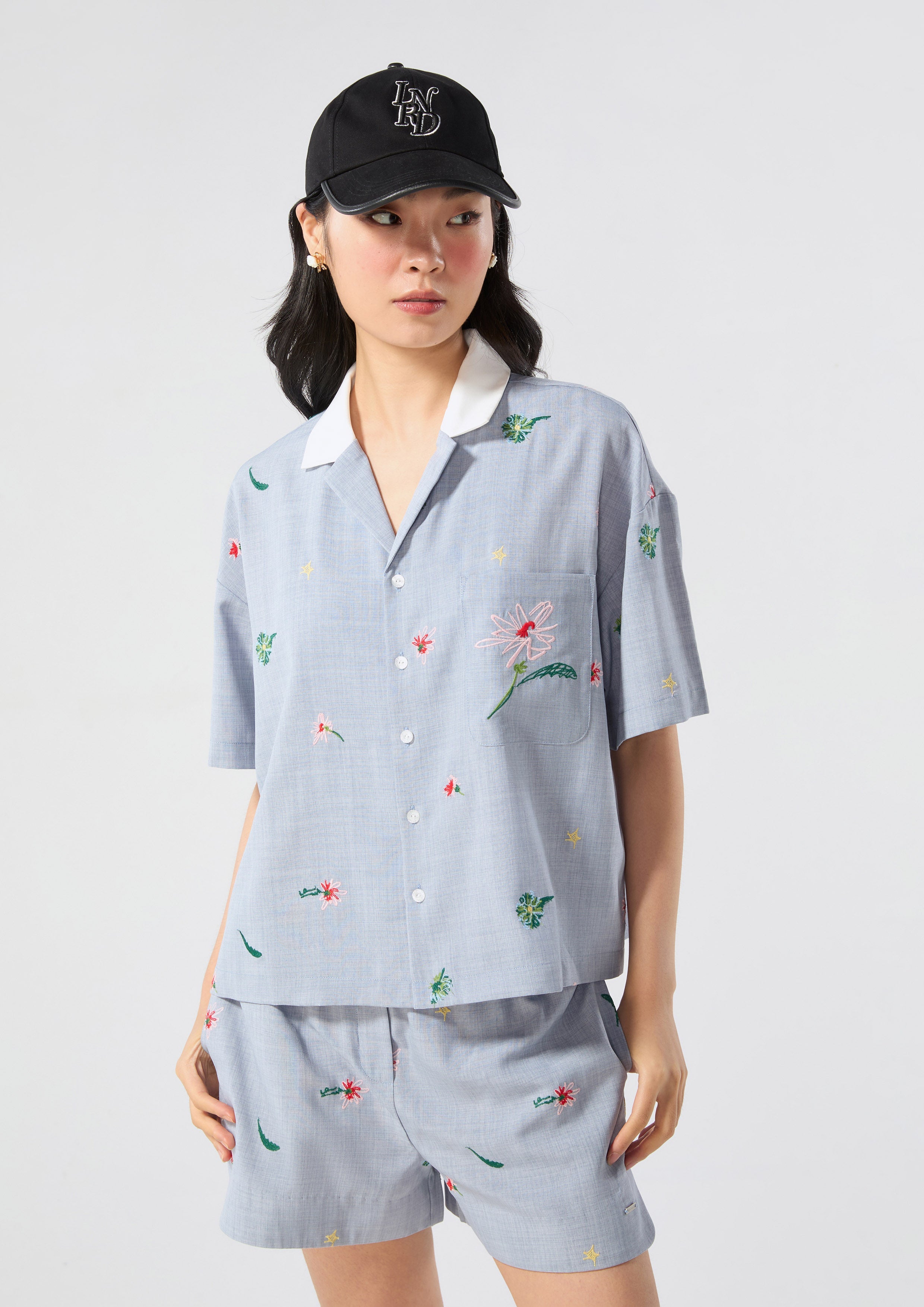 เซ็ทเสื้อเชิ้ตปักลายและกางเกงขาสั้น คอลเลกชัน Cruise to the Full Bloom