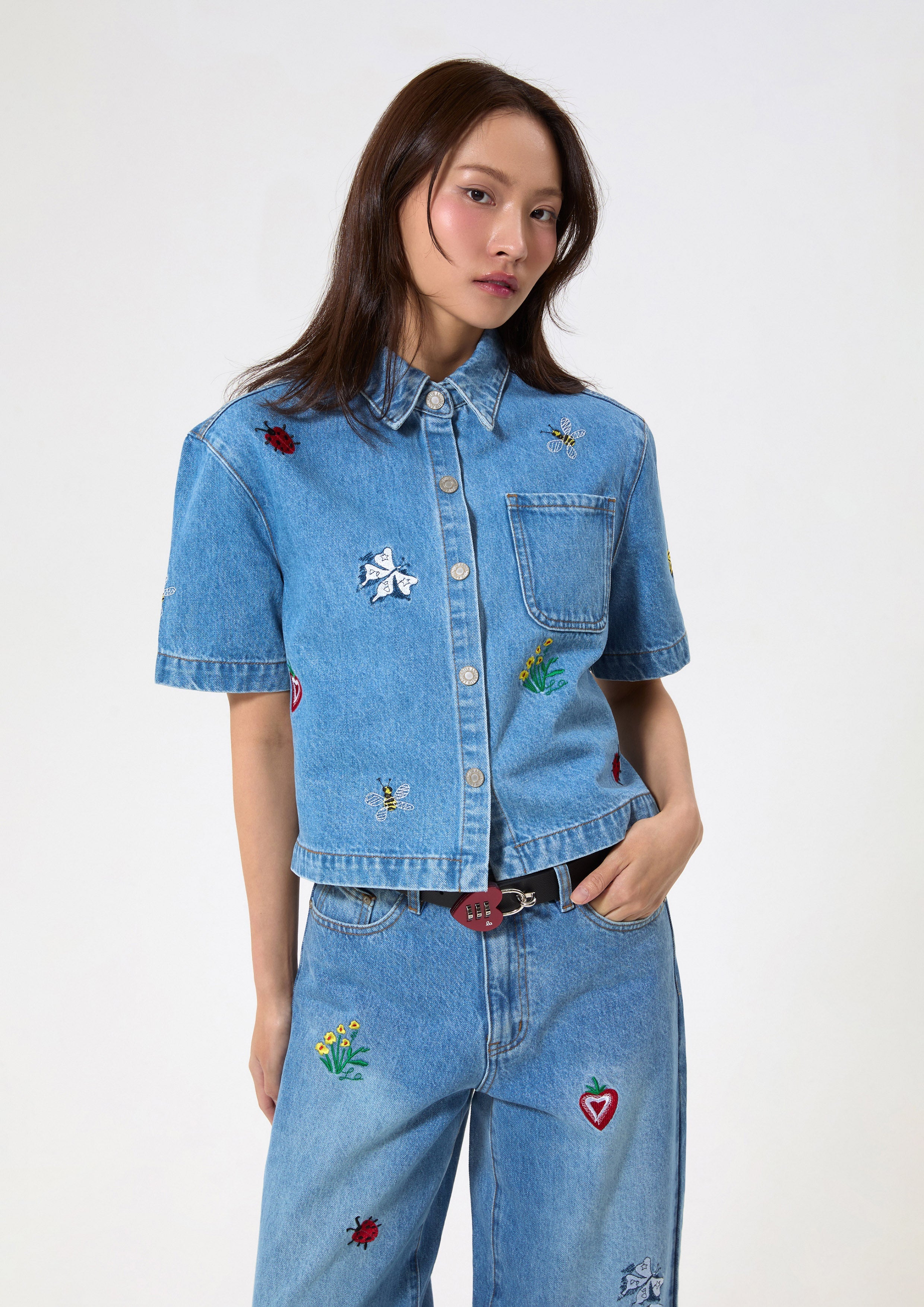 เสื้อเชิ้ตเดนิมแขนสั้นปักลาย คอลเลกชัน Cruise to the Full Bloom